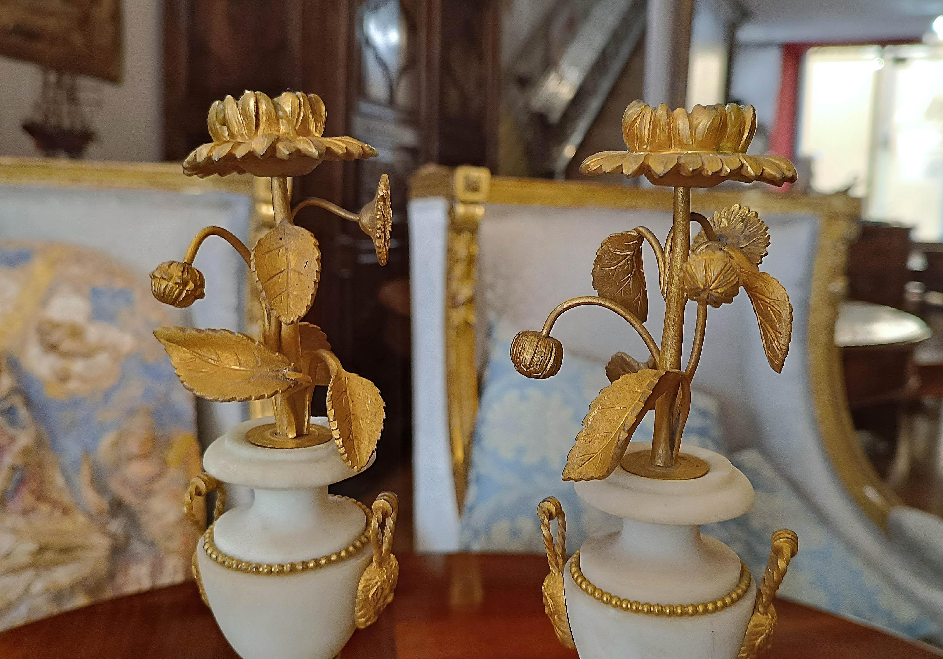 Paire de bougeoirs néoclassiques de la fin du XVIIIe siècle en vente 2