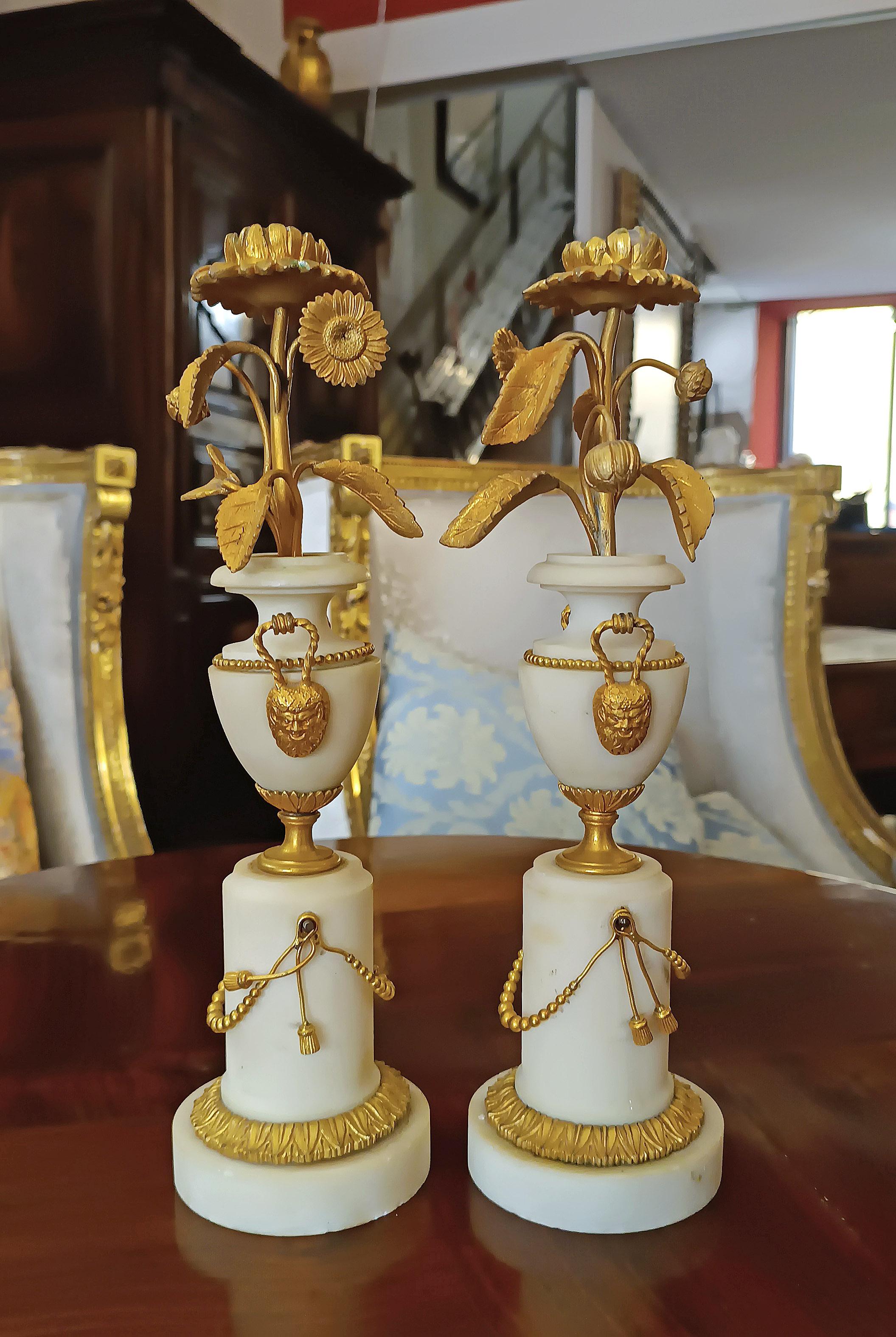 Néo-classique Paire de bougeoirs néoclassiques de la fin du XVIIIe siècle en vente