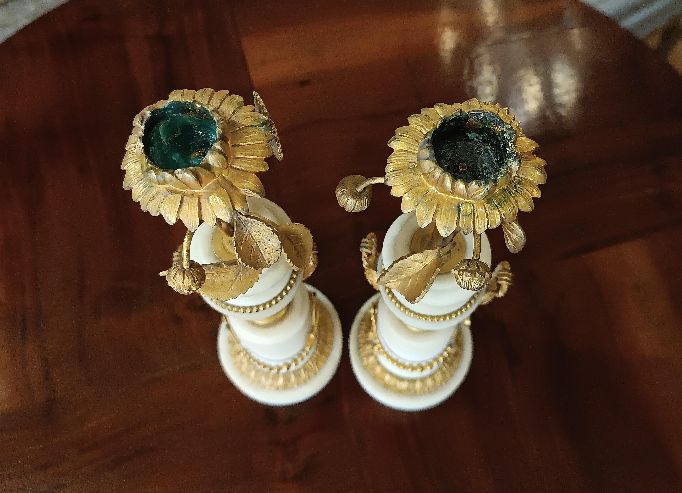 18th Century Paire de bougeoirs néoclassiques de la fin du XVIIIe siècle en vente