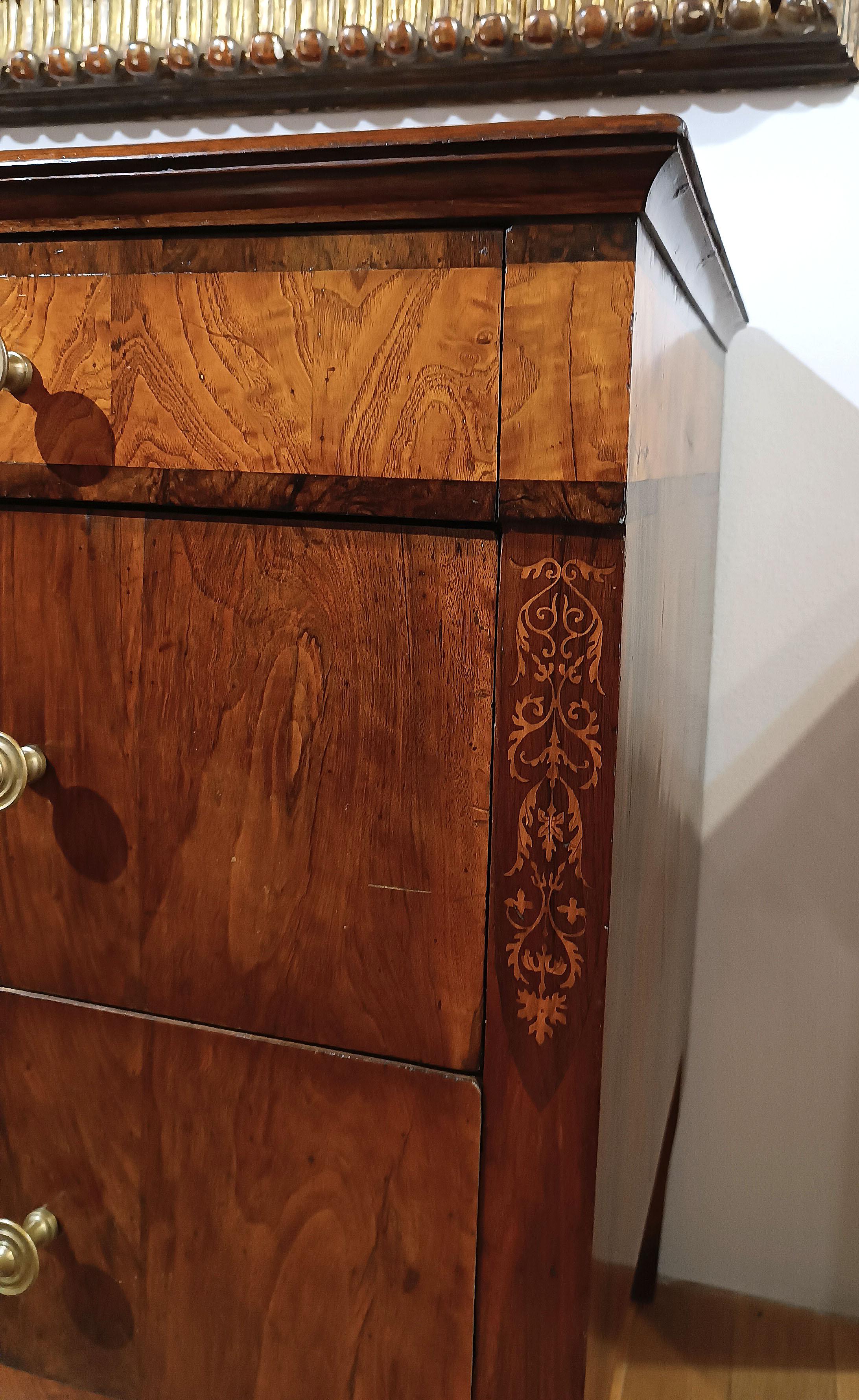 Hand-Carved LATE 18th CENTURY PAIR OF NEOCLASSICAL CHEST OF DRAWERS For Sale