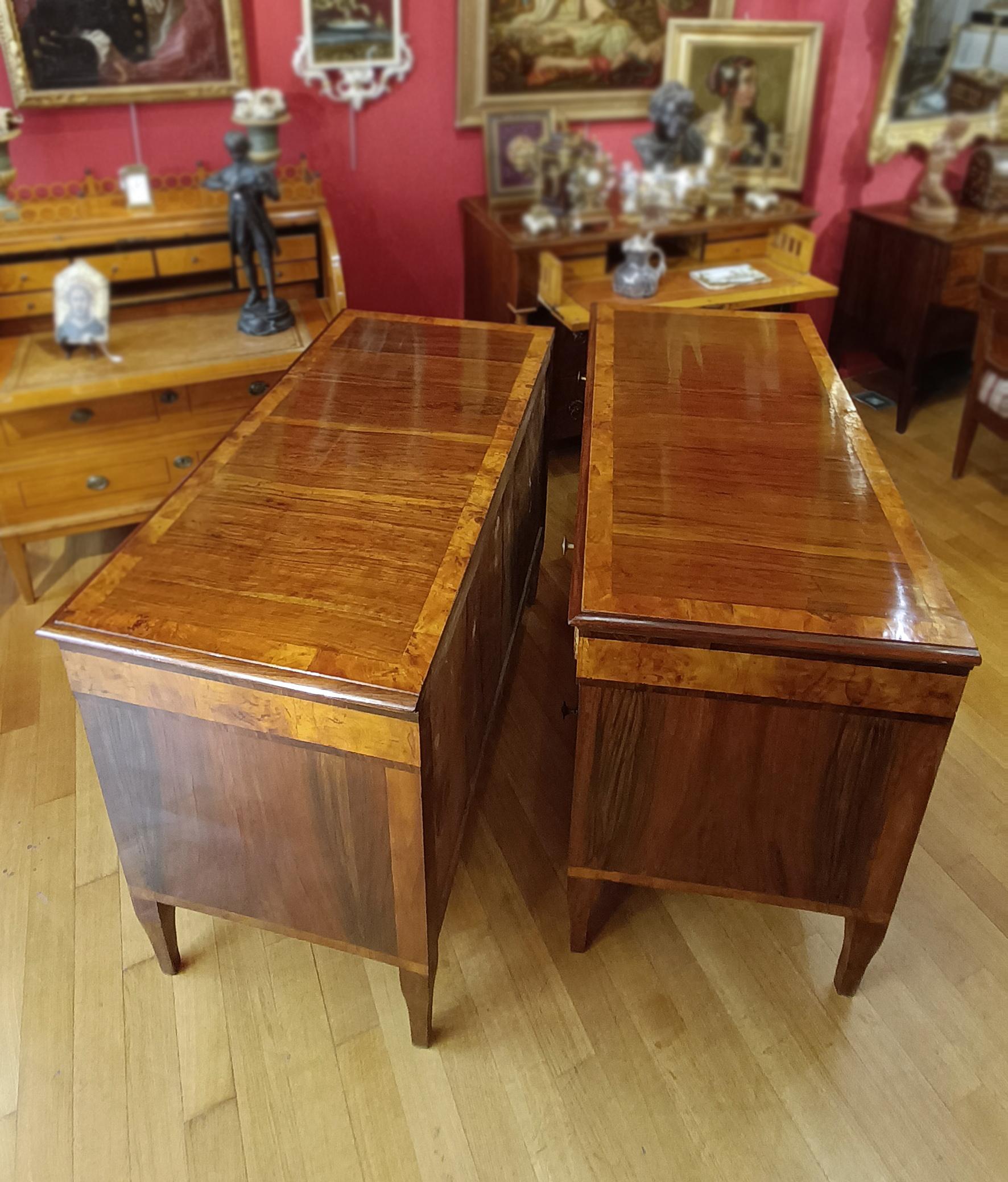 LATE 18th CENTURY PAIR OF NEOCLASSICAL CHEST OF DRAWERS In Good Condition For Sale In Firenze, FI