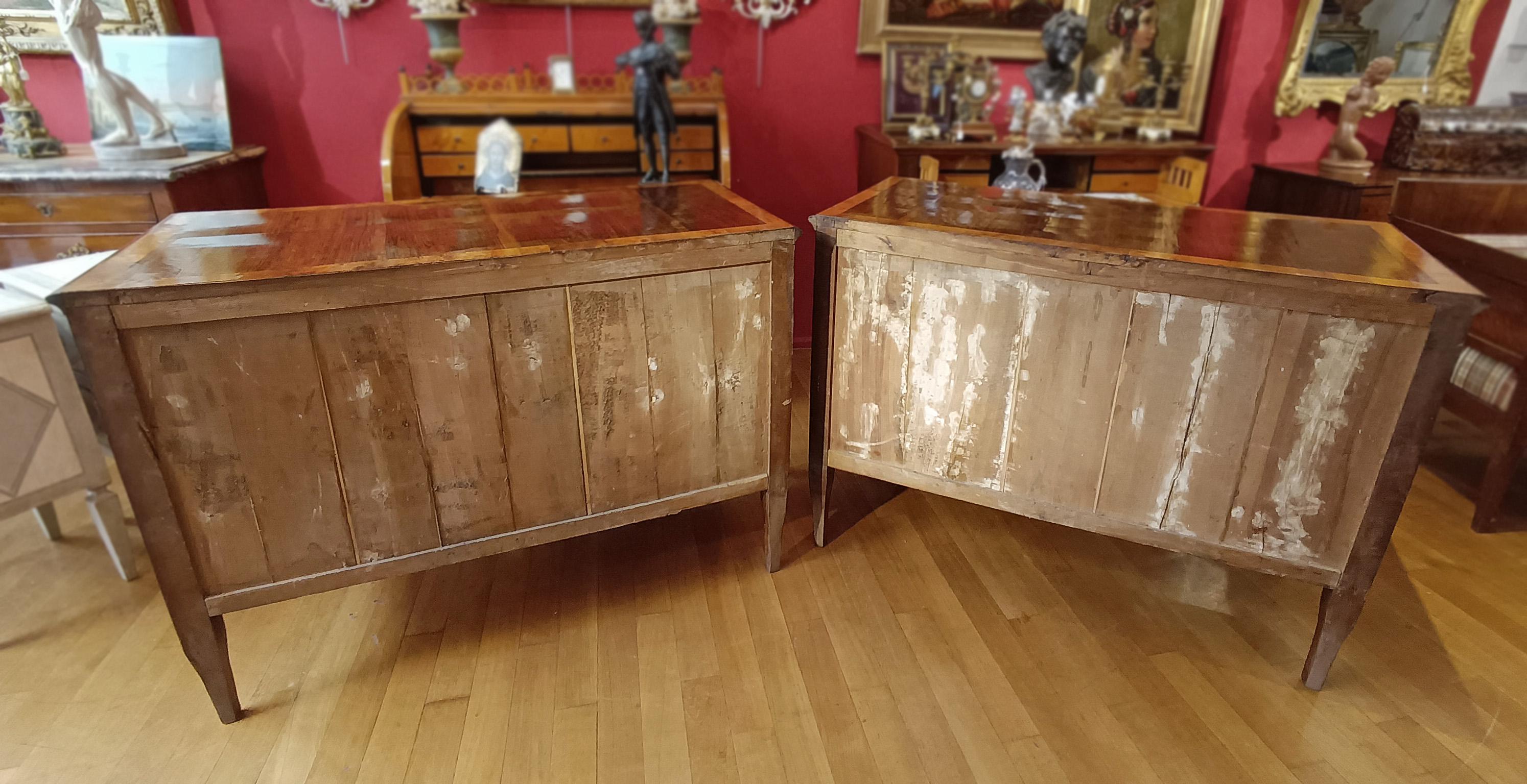 LATE 18th CENTURY PAIR OF NEOCLASSICAL CHEST OF DRAWERS For Sale 1
