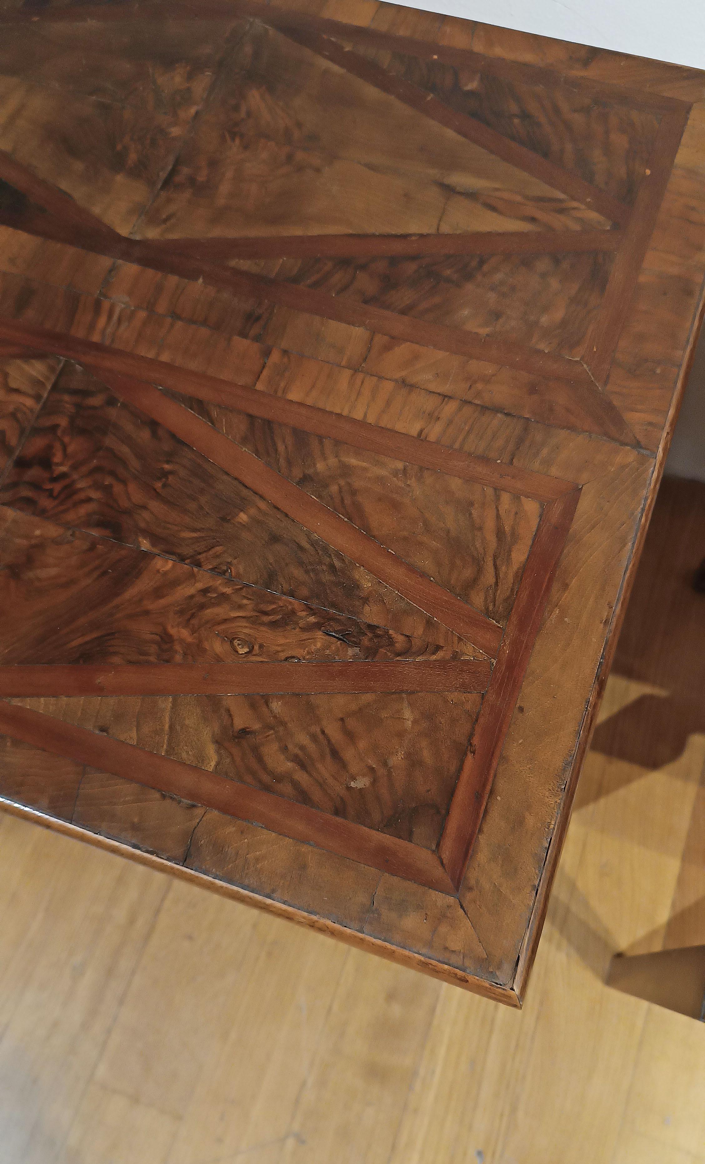 LATE 18th CENTURY PAIR OF NEOCLASSICAL COFFEE TABLES Bon état - En vente à Firenze, FI