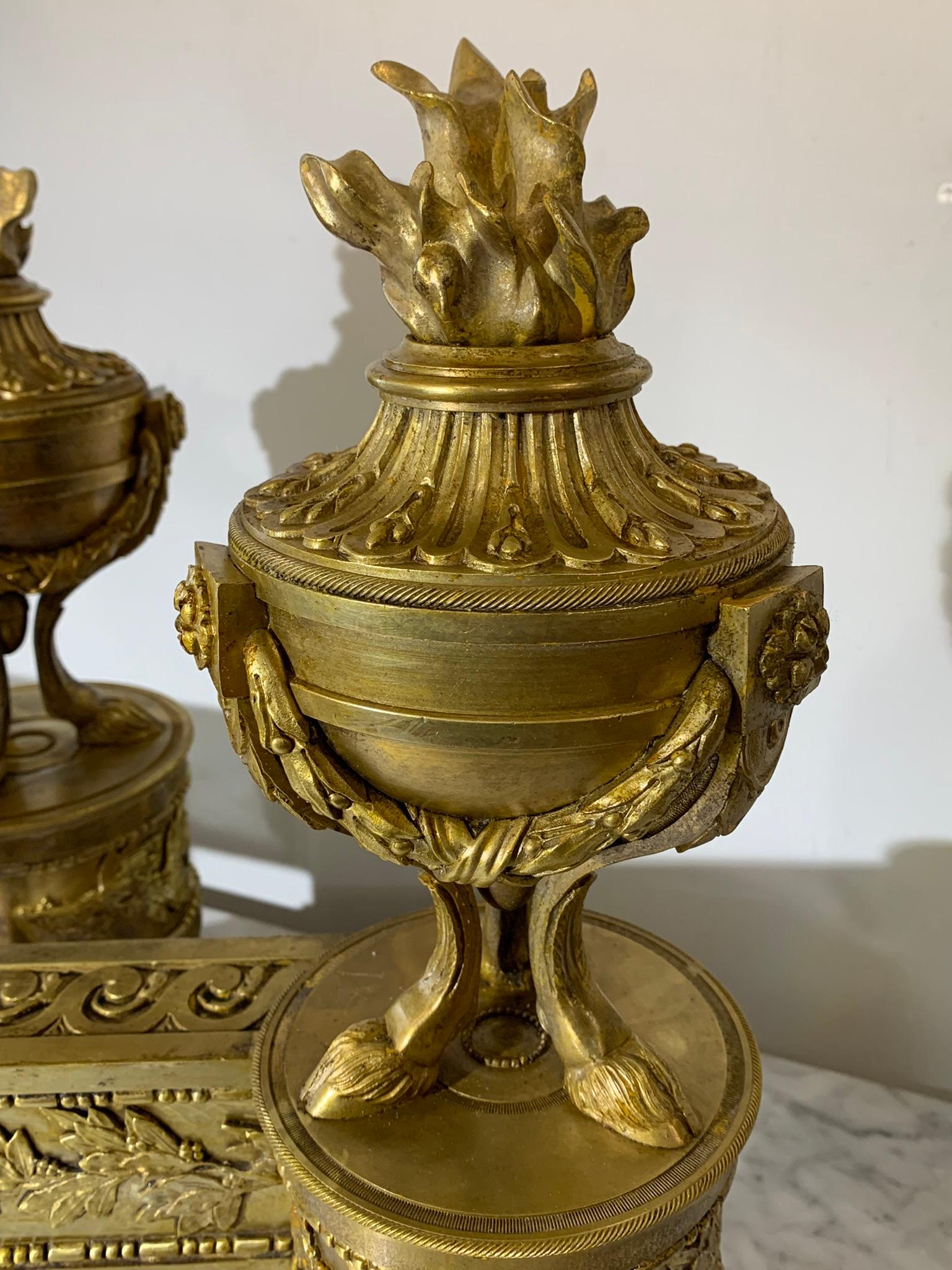 LATE 18th CENTURY PAIR OF NEOCLASSICAL GILDED BRONZE ANDIRONS For Sale 6