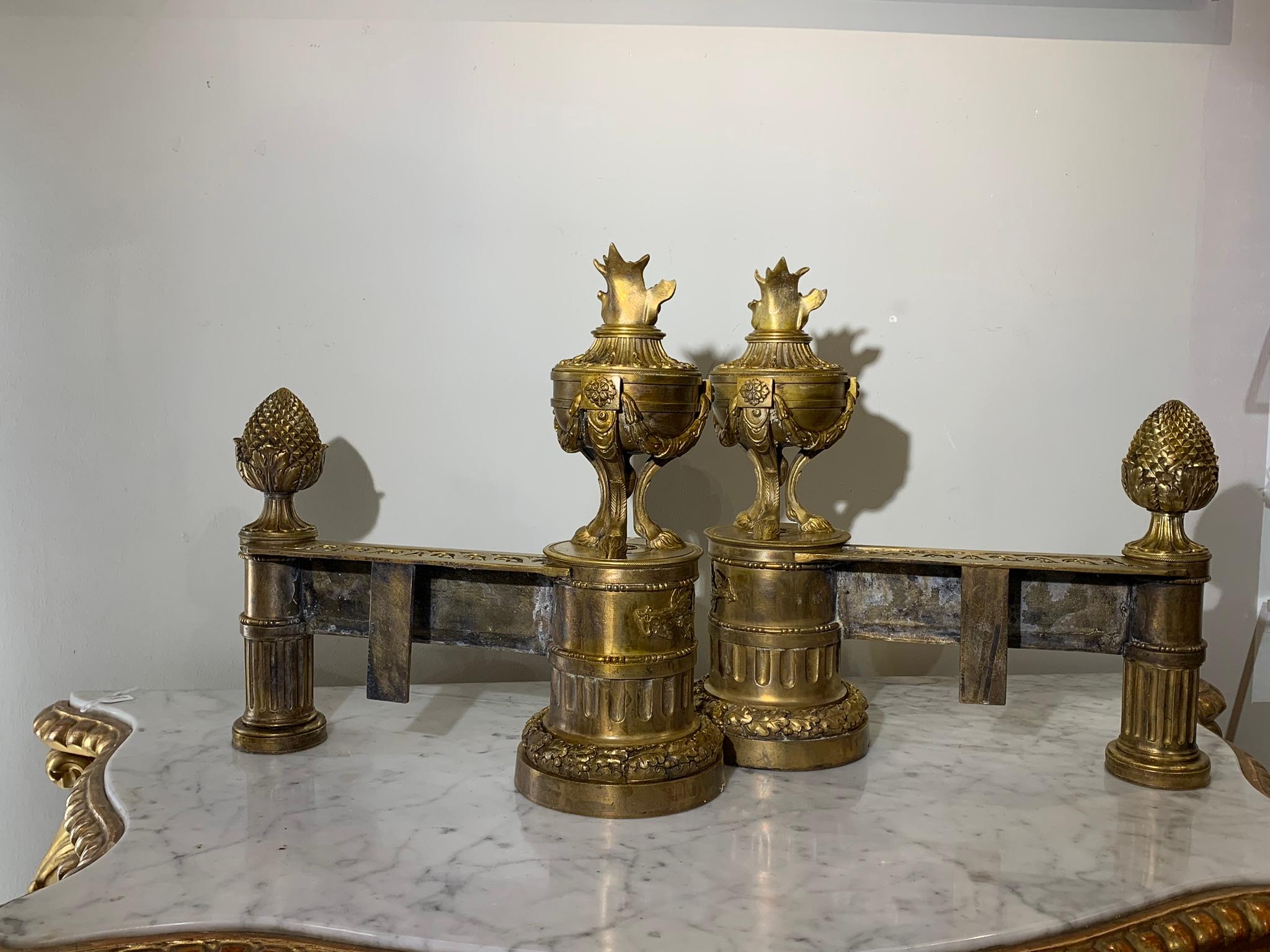 LATE 18th CENTURY PAIR OF NEOCLASSICAL GILDED BRONZE ANDIRONS For Sale 1