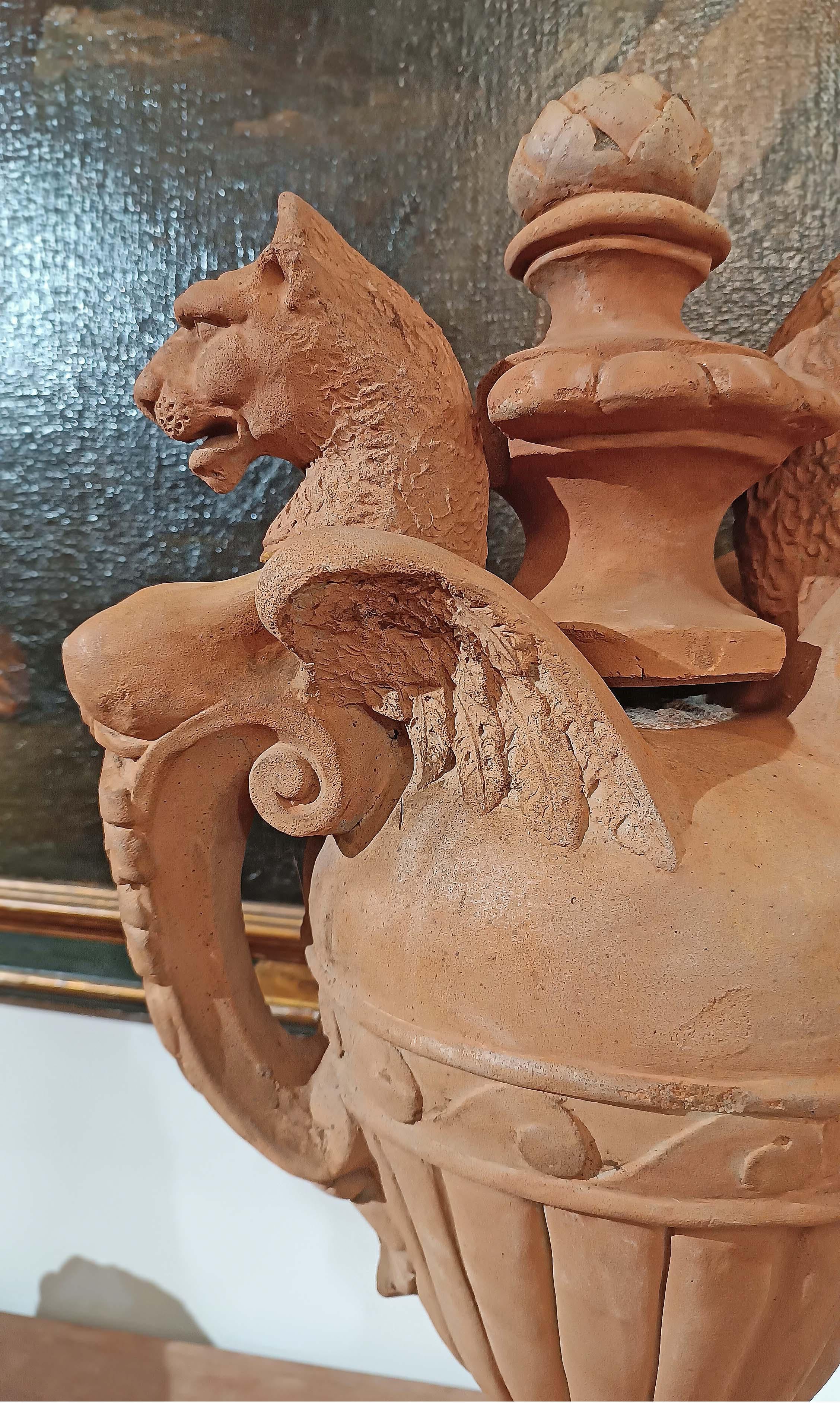 LATE 18th CENTURY PAIR OF NEOCLASSICAL TERRACOTTA VASES in vendita 2