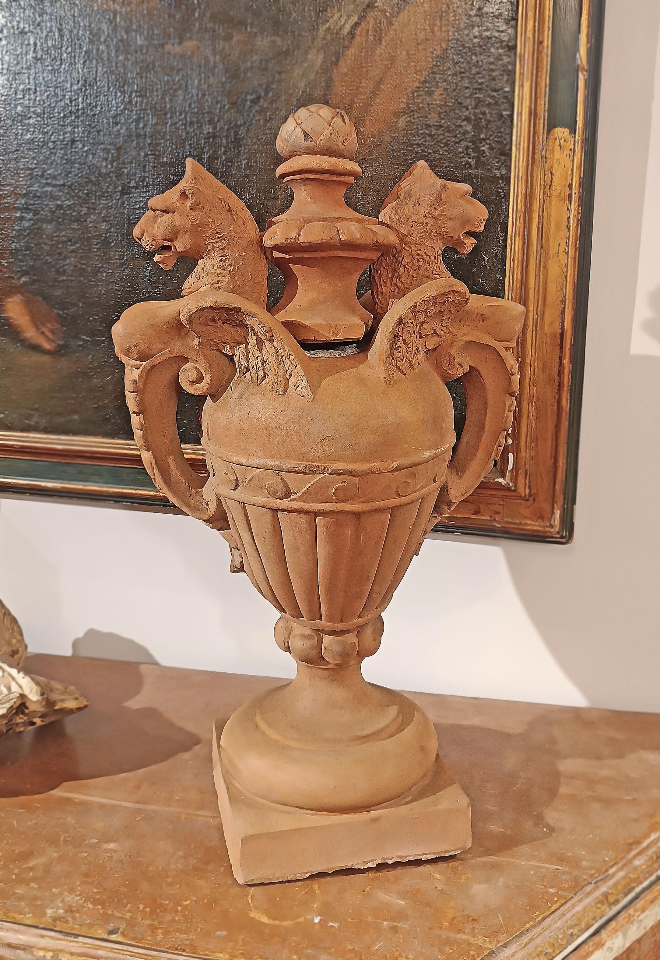 LATE 18th CENTURY PAIR OF NEOCLASSICAL TERRACOTTA VASES in vendita 4