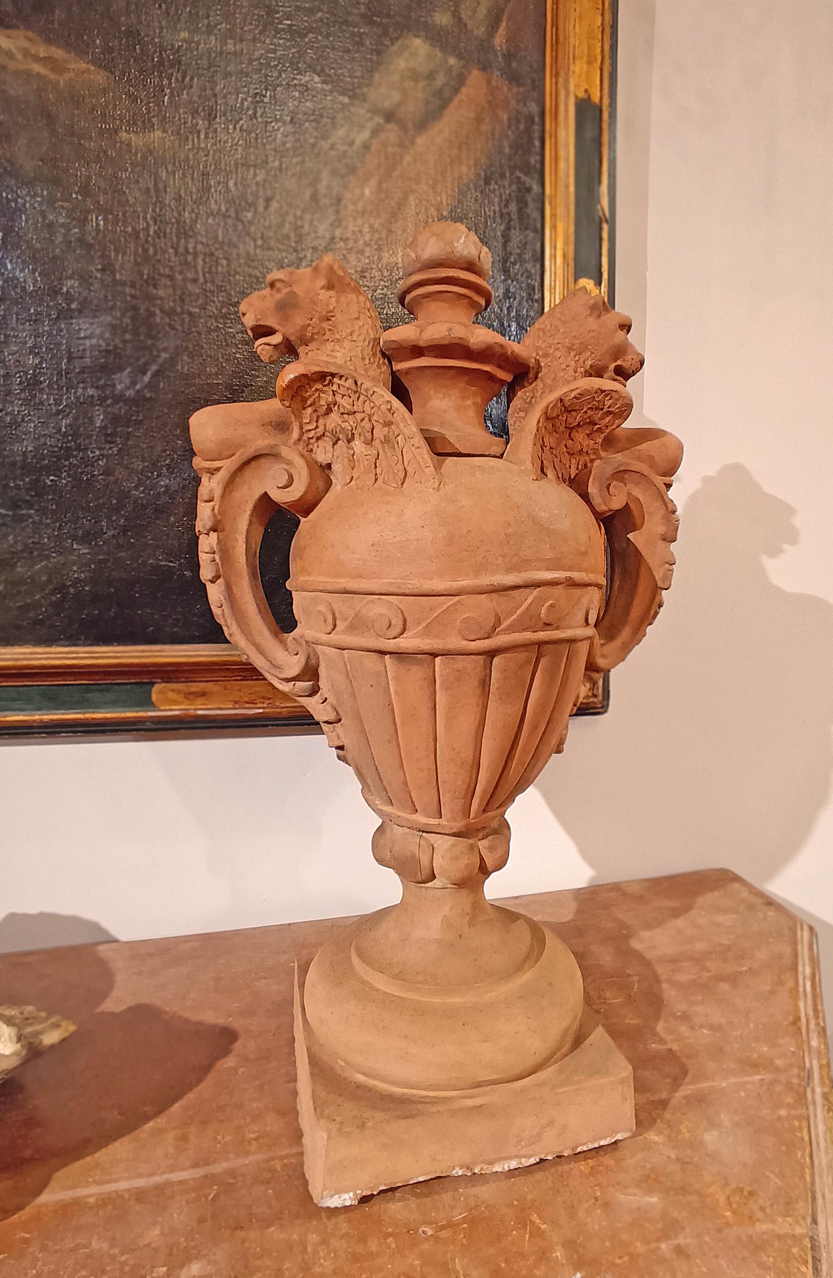 LATE 18th CENTURY PAIR OF NEOCLASSICAL TERRACOTTA VASES in vendita 5