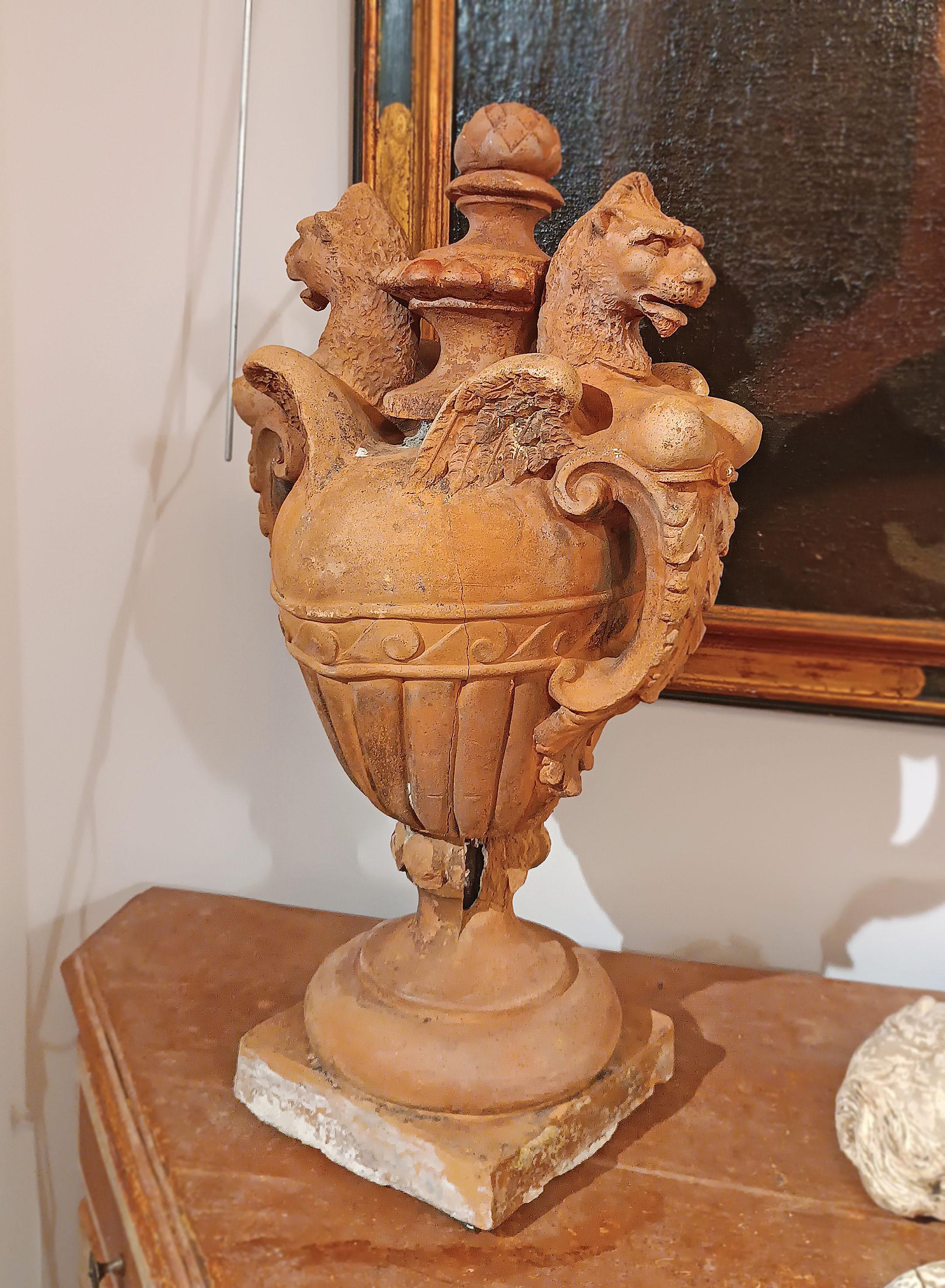 Neoclassico LATE 18th CENTURY PAIR OF NEOCLASSICAL TERRACOTTA VASES in vendita
