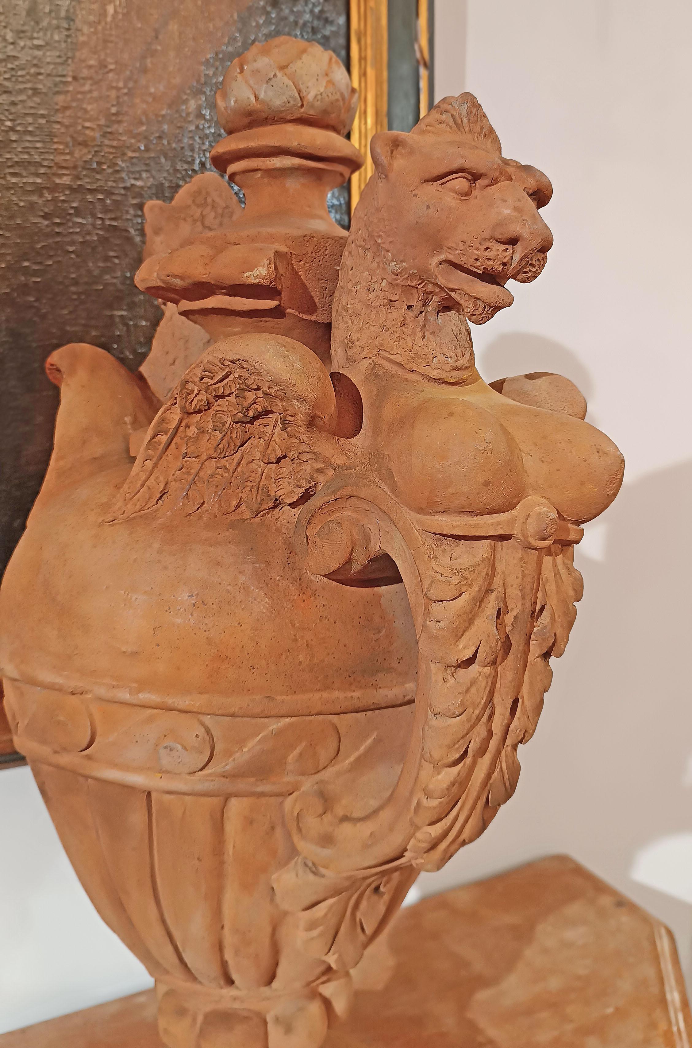 Italian LATE 18th CENTURY PAIR OF NEOCLASSICAL TERRACOTTA VASES in vendita