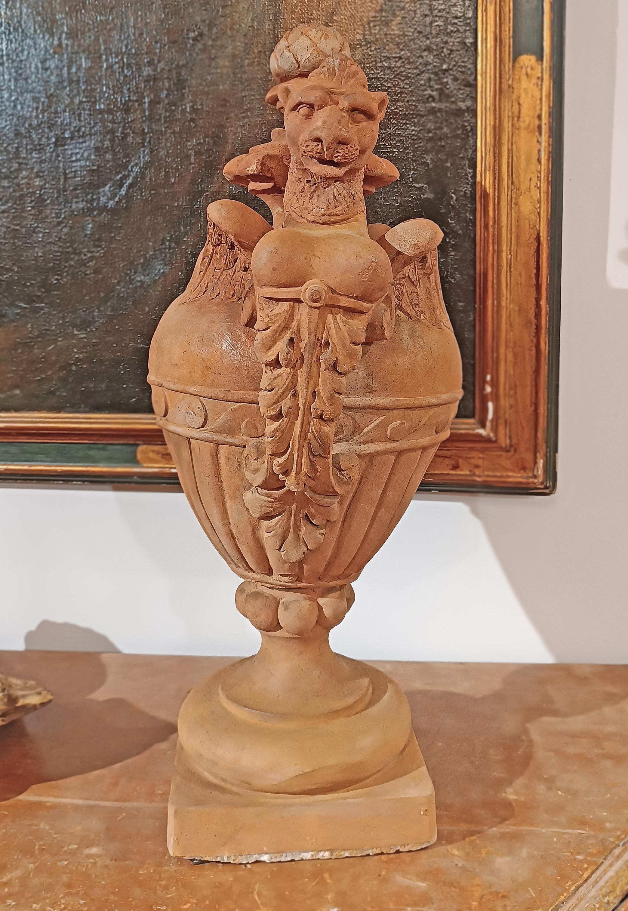 Fatto a mano LATE 18th CENTURY PAIR OF NEOCLASSICAL TERRACOTTA VASES in vendita