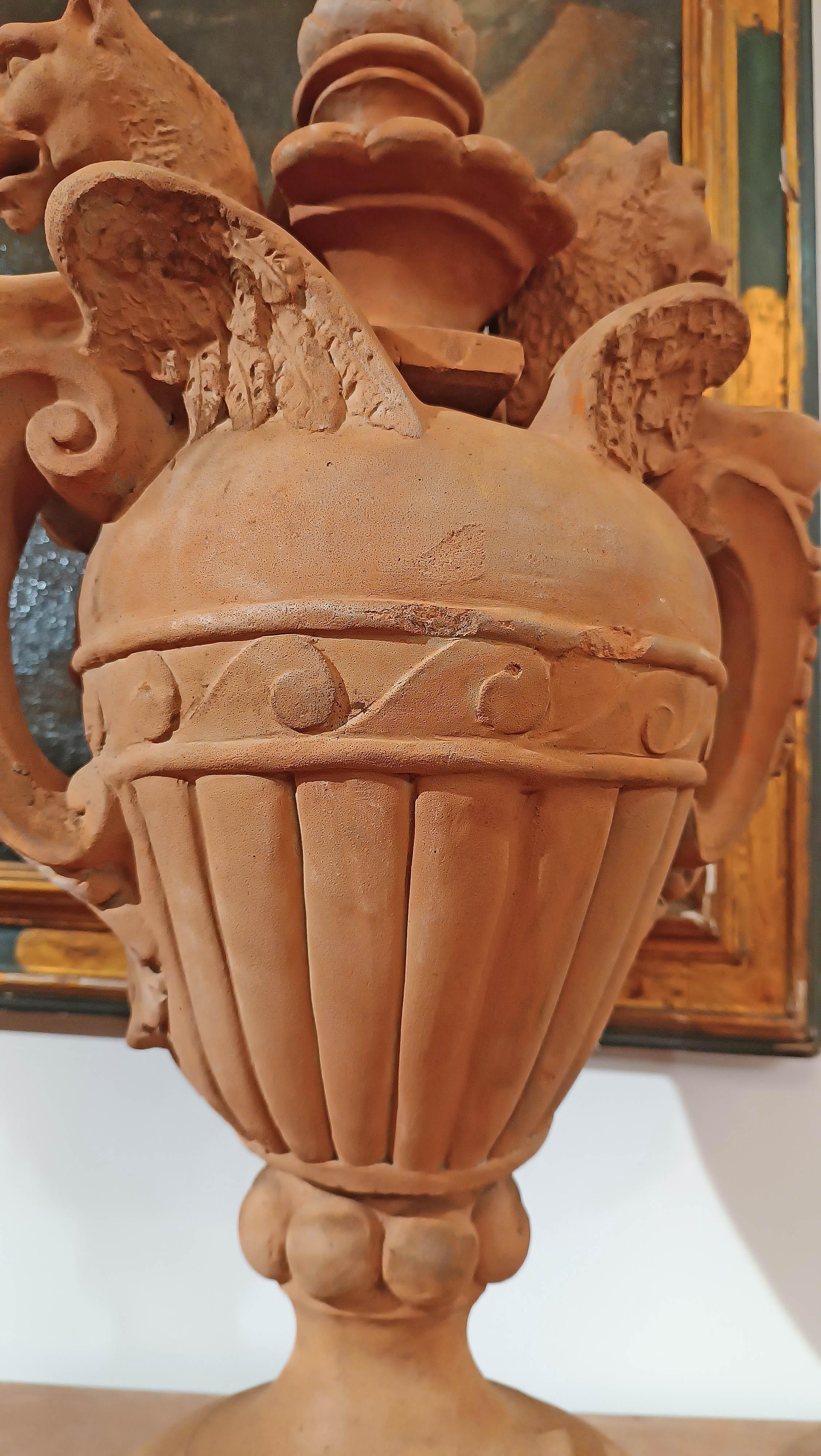 LATE 18th CENTURY PAIR OF NEOCLASSICAL TERRACOTTA VASES In condizioni buone in vendita a Firenze, FI