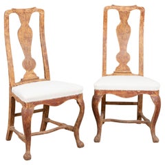 Pareja de sillas auxiliares suecas de pino rococó pintadas de rojo de finales del siglo XVIII