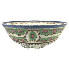 Bol en céramique polychrome perse de la fin du XVIIIe siècle à décor de feuillage