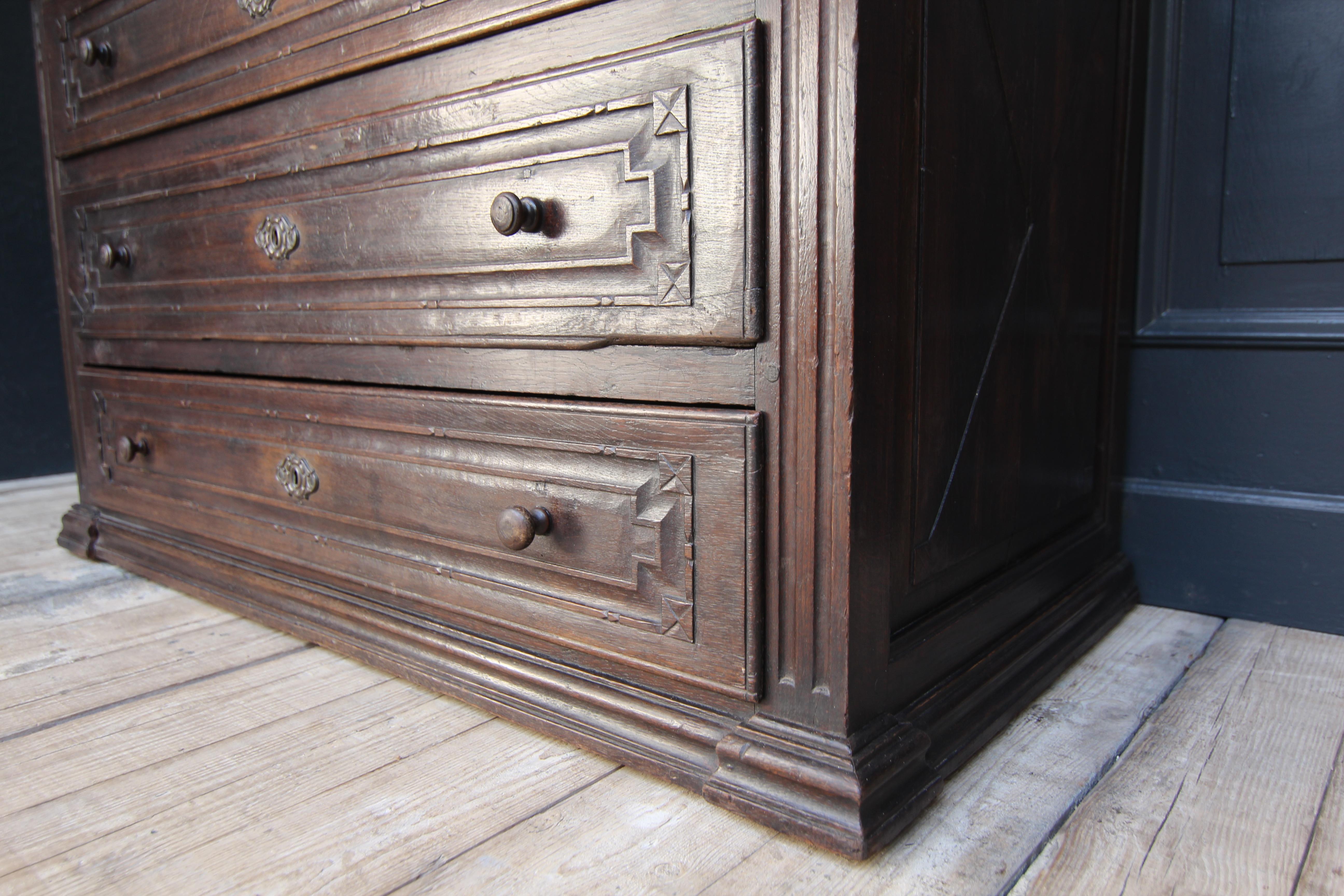 Late 18th Century Provincial Chest of Drawers Made of Oak 7