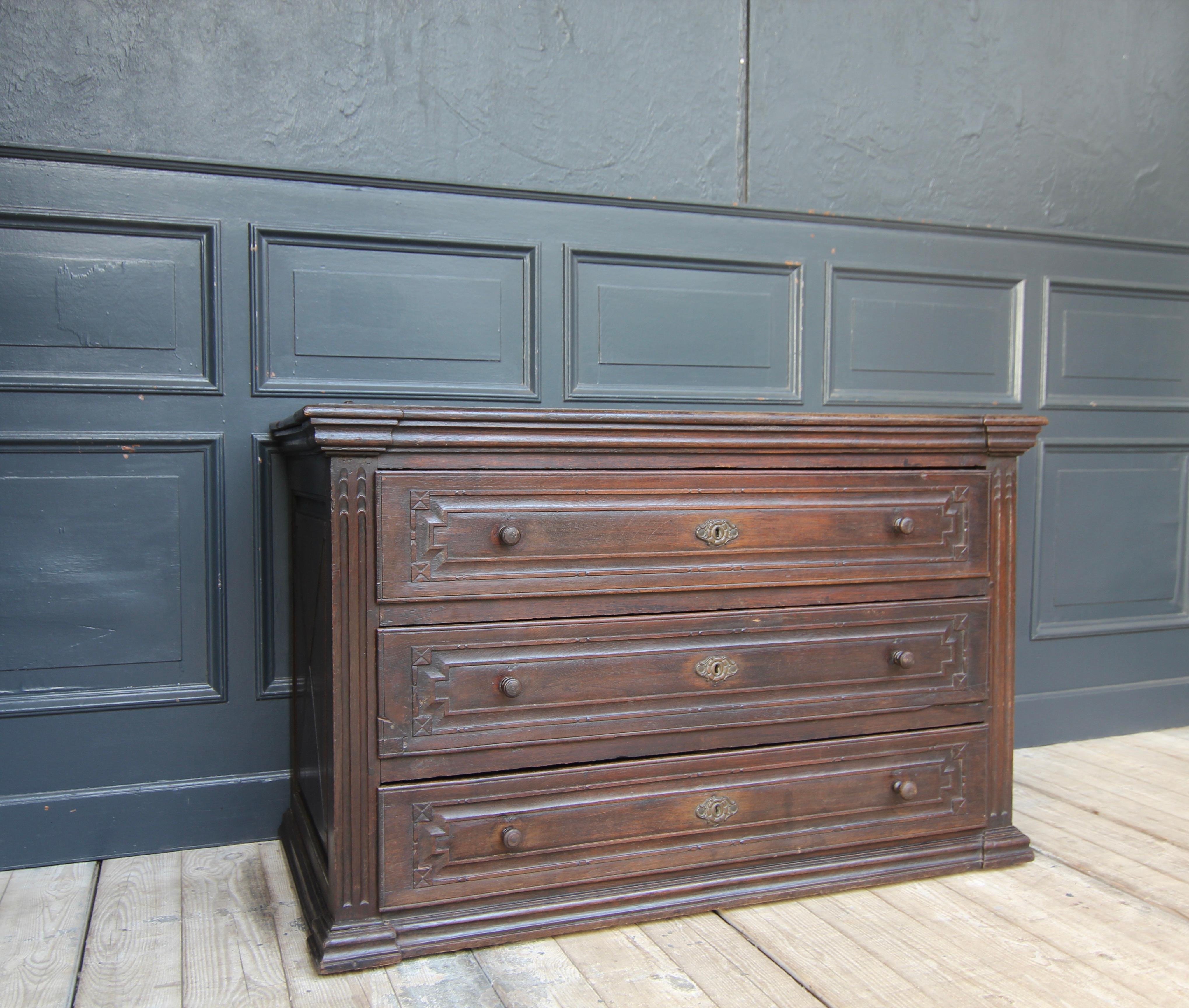 Late 18th Century Provincial Chest of Drawers Made of Oak In Good Condition In Dusseldorf, DE