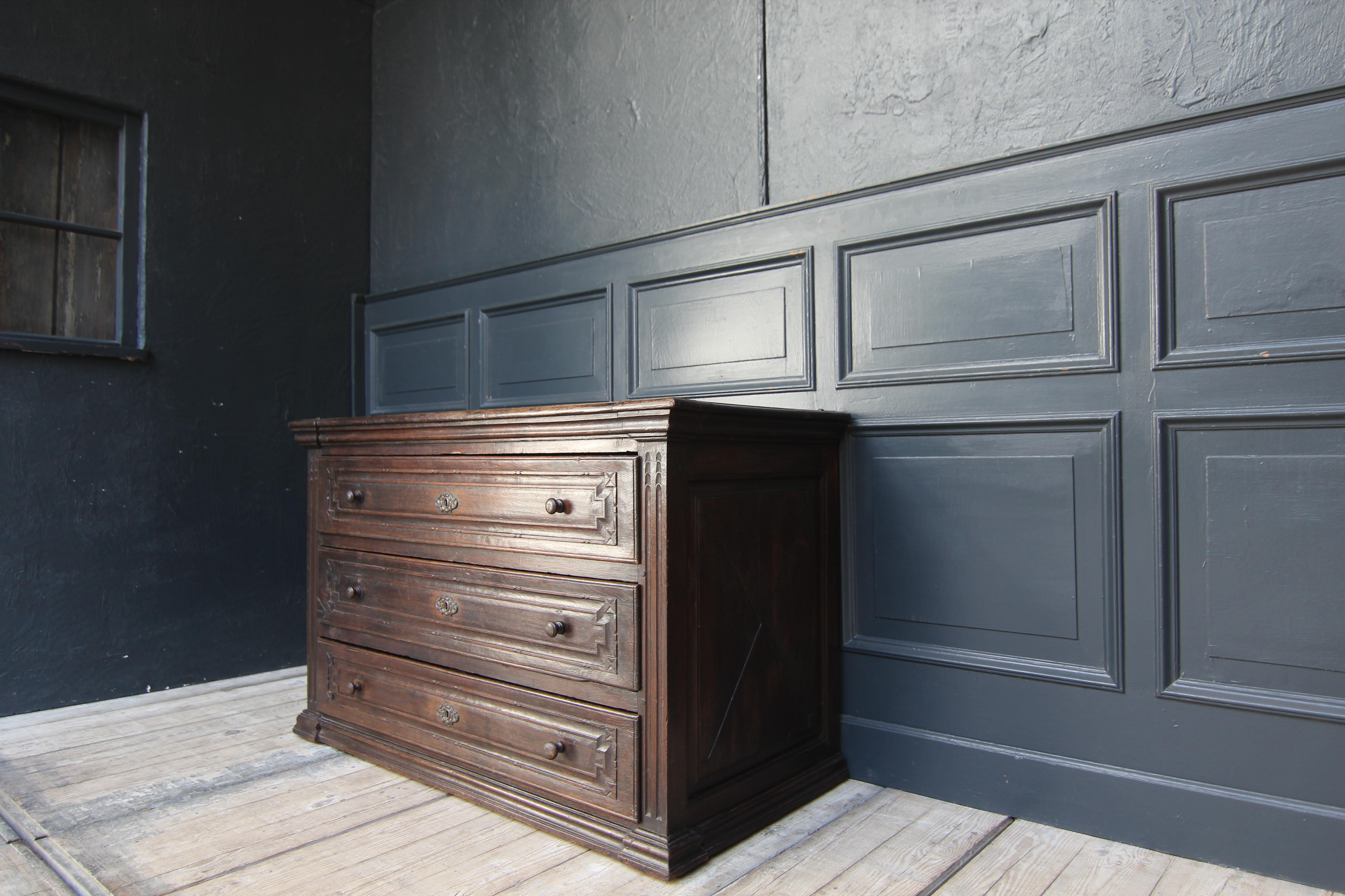 Late 18th Century Provincial Chest of Drawers Made of Oak 4