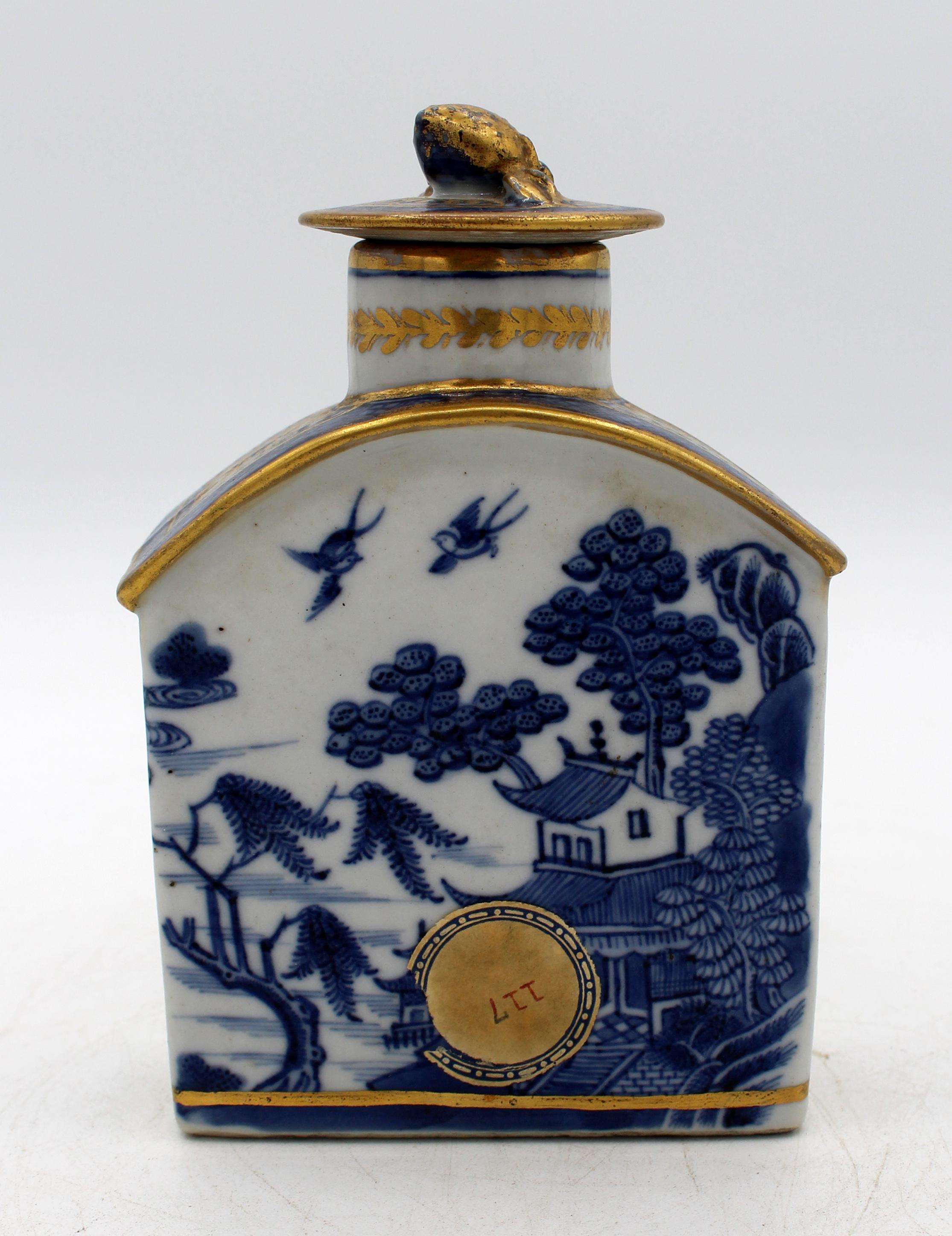 Late 18th Century Qing Dynasty Chinese Tea Caddy With Cover In Good Condition In Chapel Hill, NC