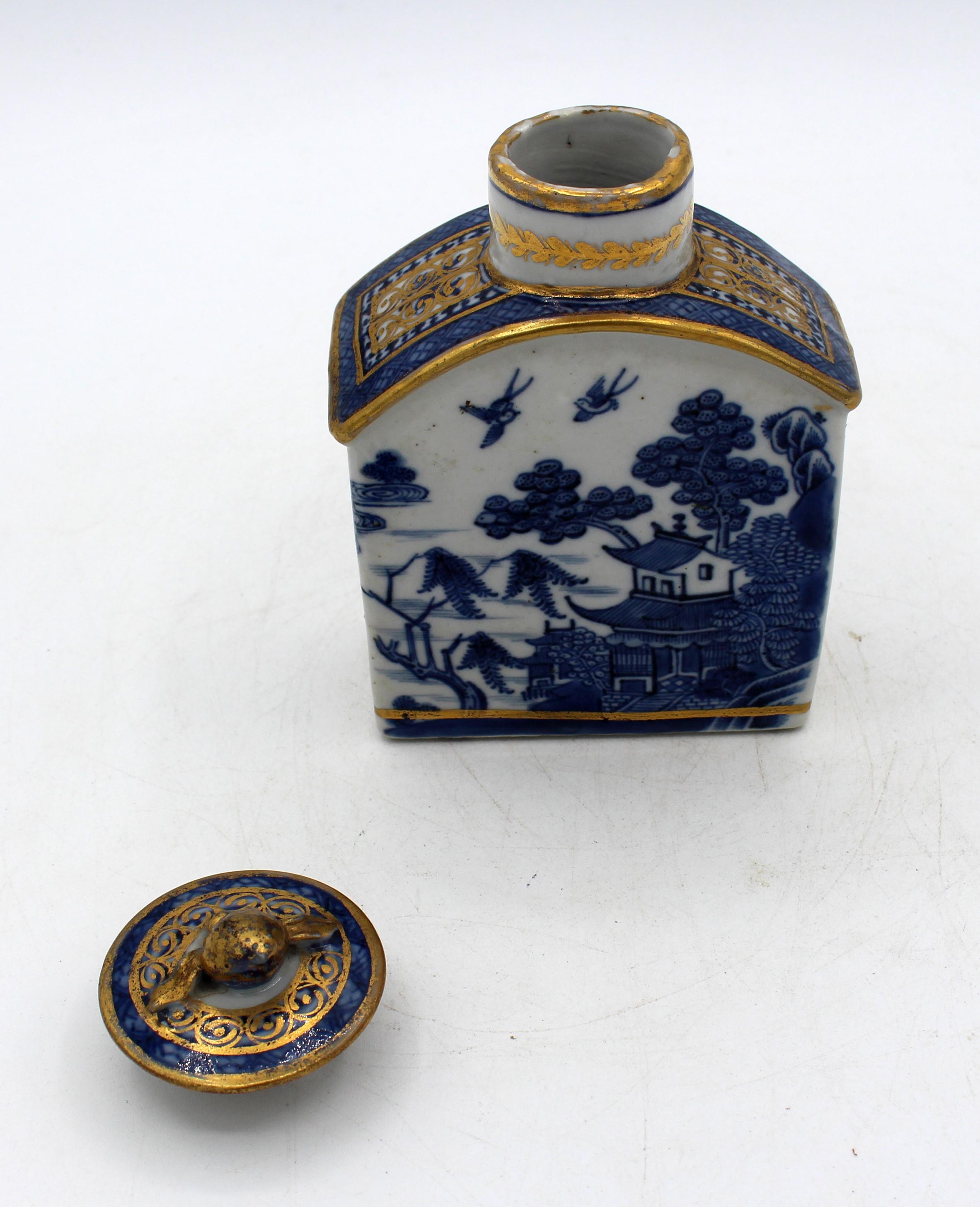 Late 18th Century Qing Dynasty Chinese Tea Caddy With Cover 2