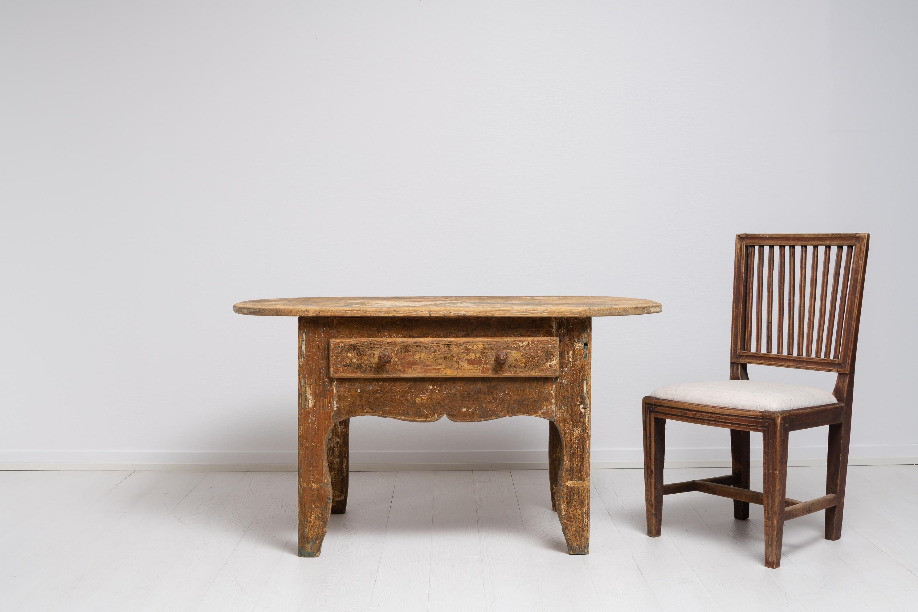 Table Folk Art Rococo en pin peint. Cette table est un rare meuble de maison de campagne du nord de la Suède, fabriqué à la fin des années 1700. Il est bas et charmant avec la patine vieillie et les petits détails. Il s'agit d'une table