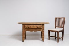 Rara mesa baja rococó de arte popular sueco de finales del siglo XVIII