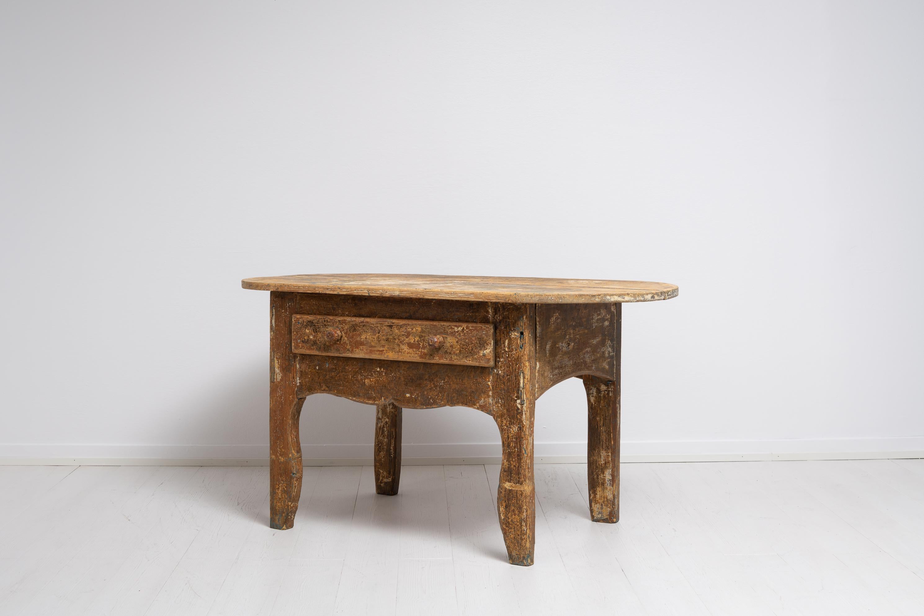 Rare table basse rococo suédoise d'art populaire suédois de la fin du 18ème siècle Bon état - En vente à Kramfors, SE
