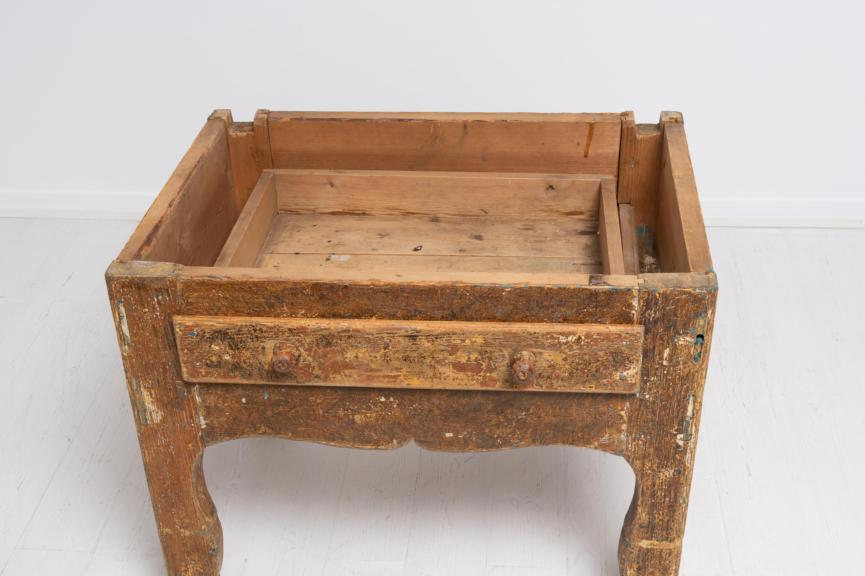 Rare table basse rococo suédoise d'art populaire suédois de la fin du 18ème siècle en vente 1