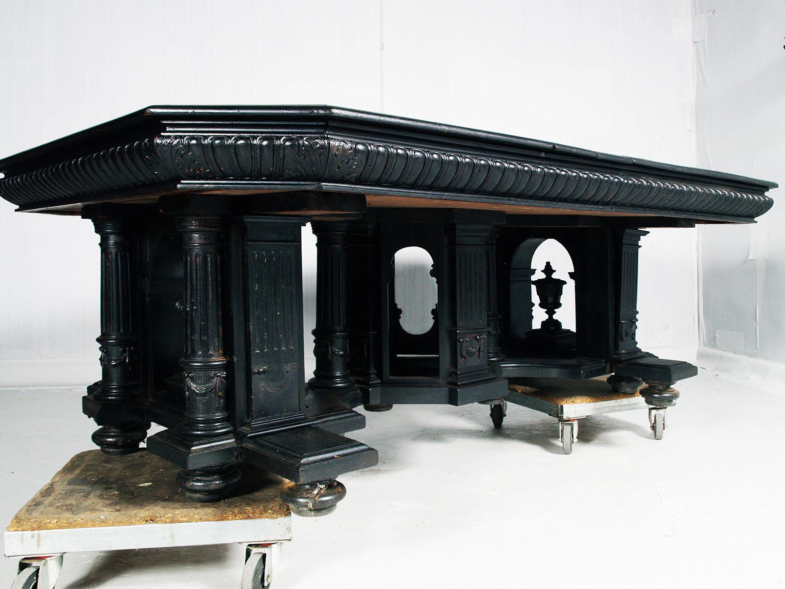 18th Century Renaissance Palladio Dining Room Set in blackening wood of walnut For Sale 1