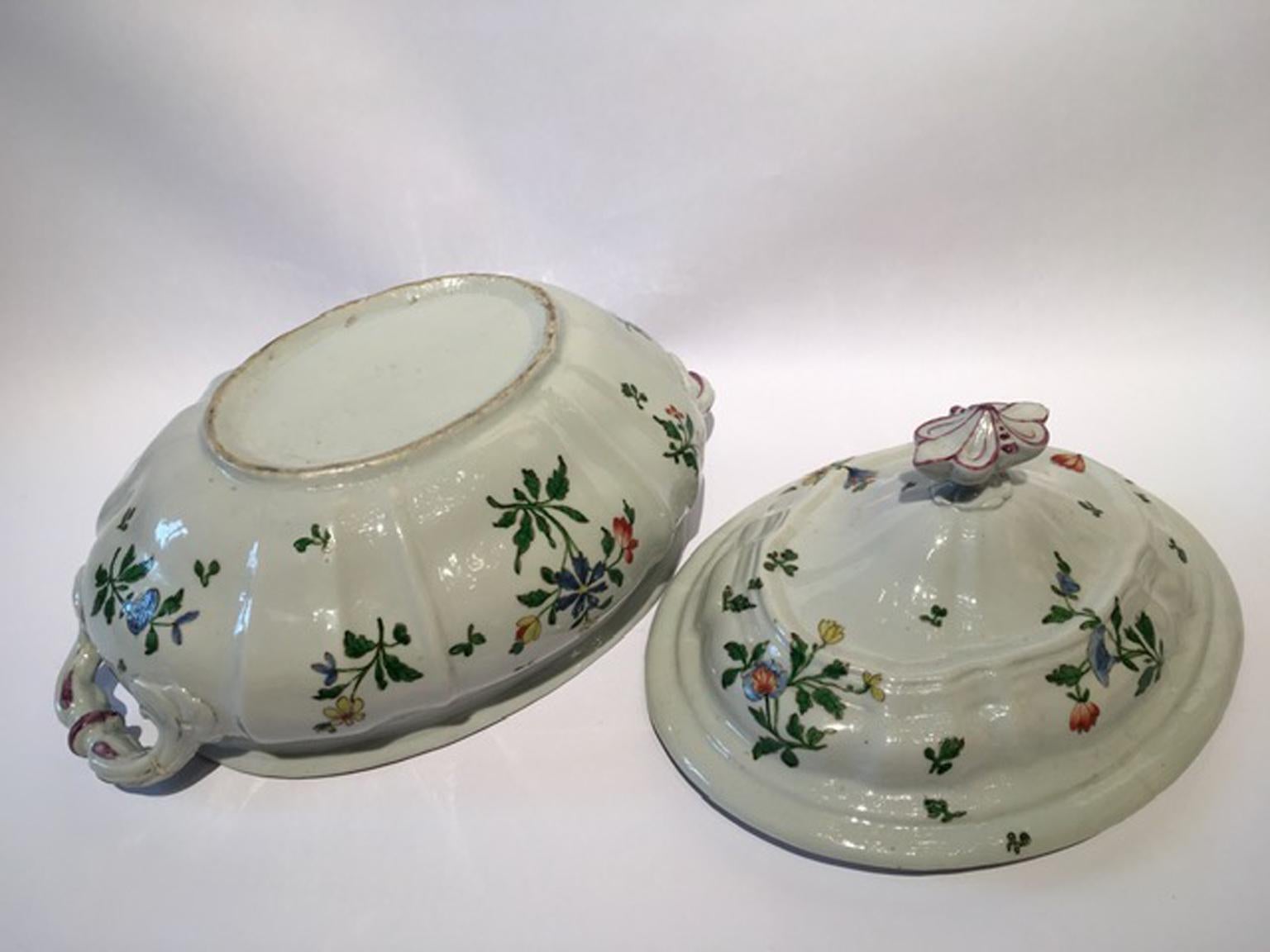 Soupière en porcelaine de Richard Ginori de la fin du 18e siècle avec décor floral en vente 5