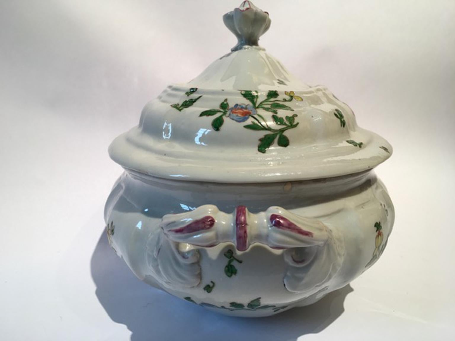 italien Soupière en porcelaine de Richard Ginori de la fin du 18e siècle avec décor floral en vente