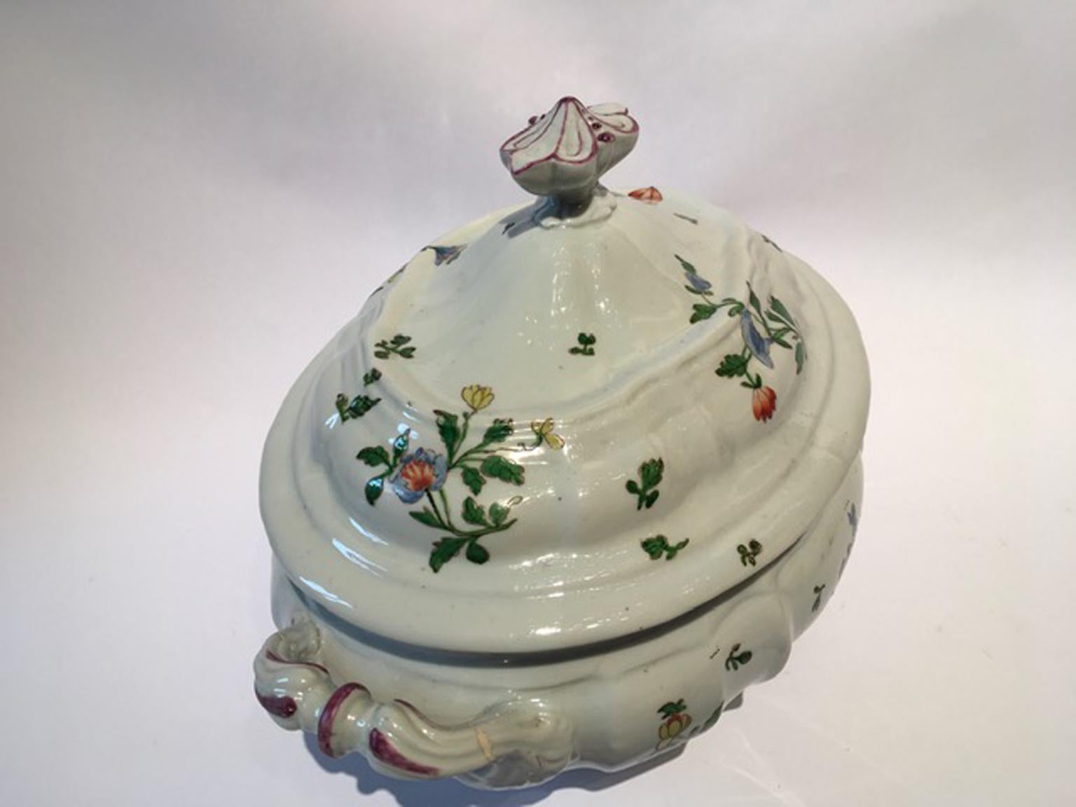 Fait main Soupière en porcelaine de Richard Ginori de la fin du 18e siècle avec décor floral en vente