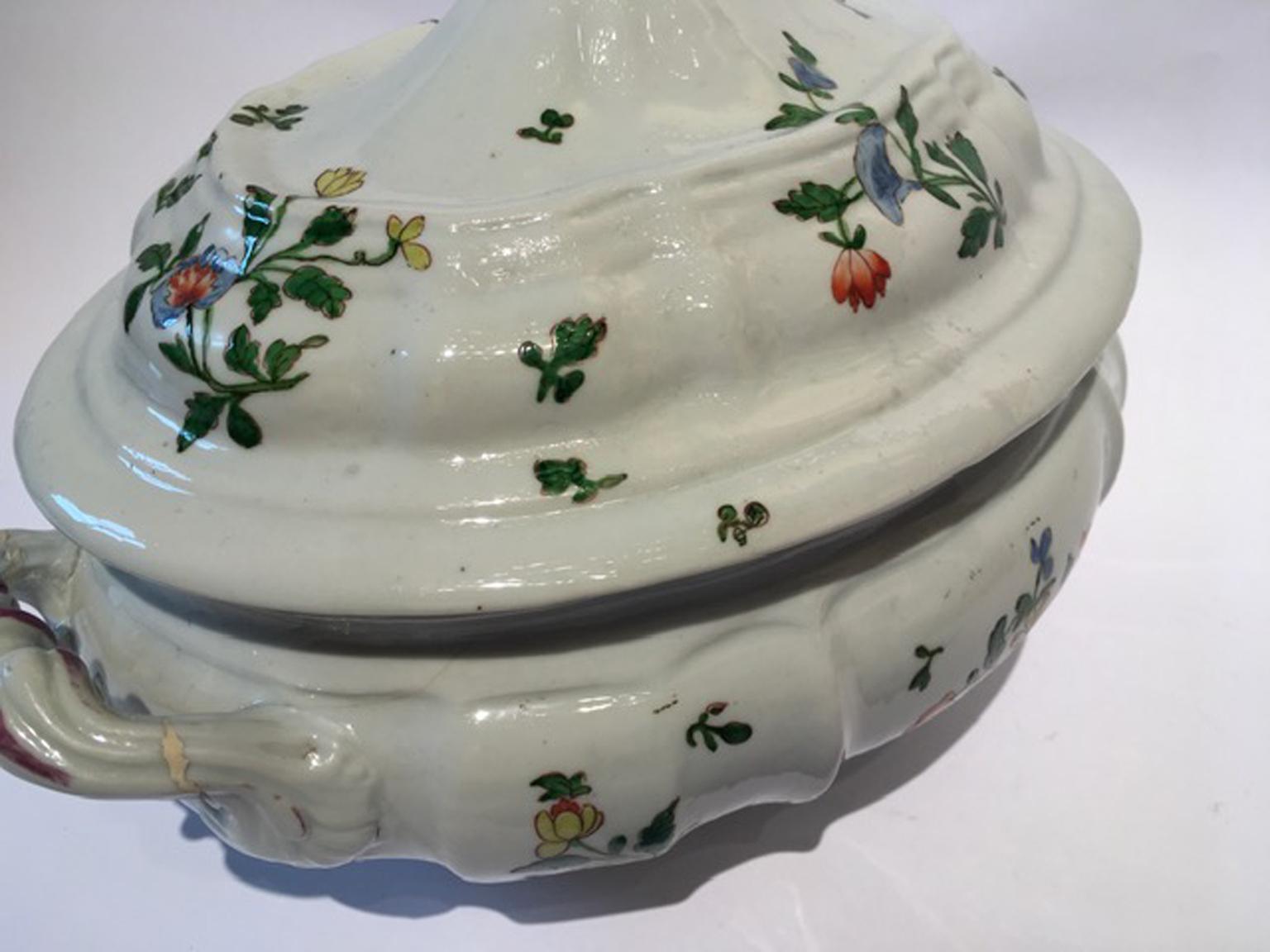 Italiano Italia Fine XVIII secolo Richard Ginori Zuppiera in porcellana con decorazione floreale in vendita