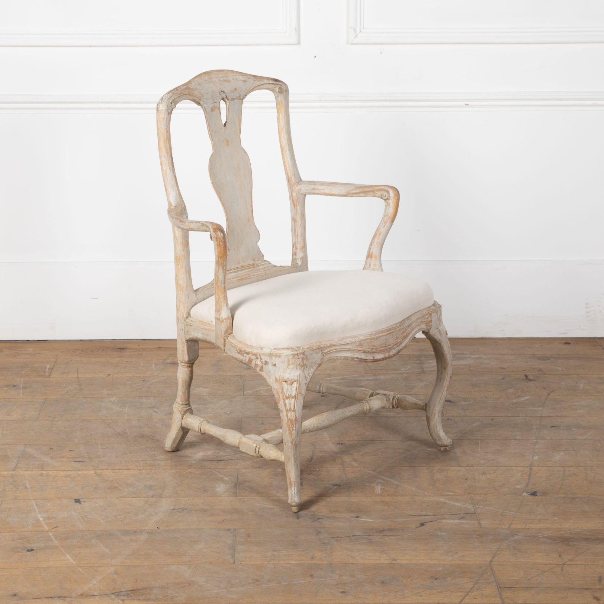 Fauteuil rococo de la fin du XVIIIe siècle, fabriqué à Stockholm.
Cette chaise est grattée jusqu'à sa peinture d'origine. 
vers 1770. 


