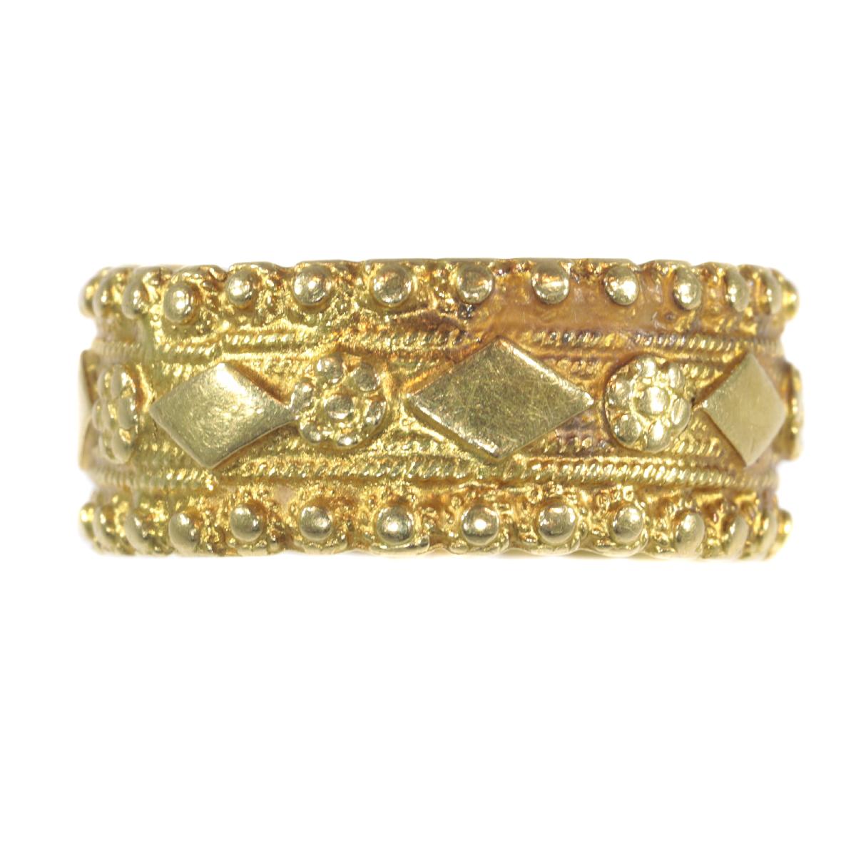 Antique jewelry object group: wedding band

Condition: acceptable condition

Ring size Continental: 59 & 18¾ , Size US 8¾ , Size UK: R
- Resizing is possible but because of the age of the ring we prefer to leave it untouched. We could make an