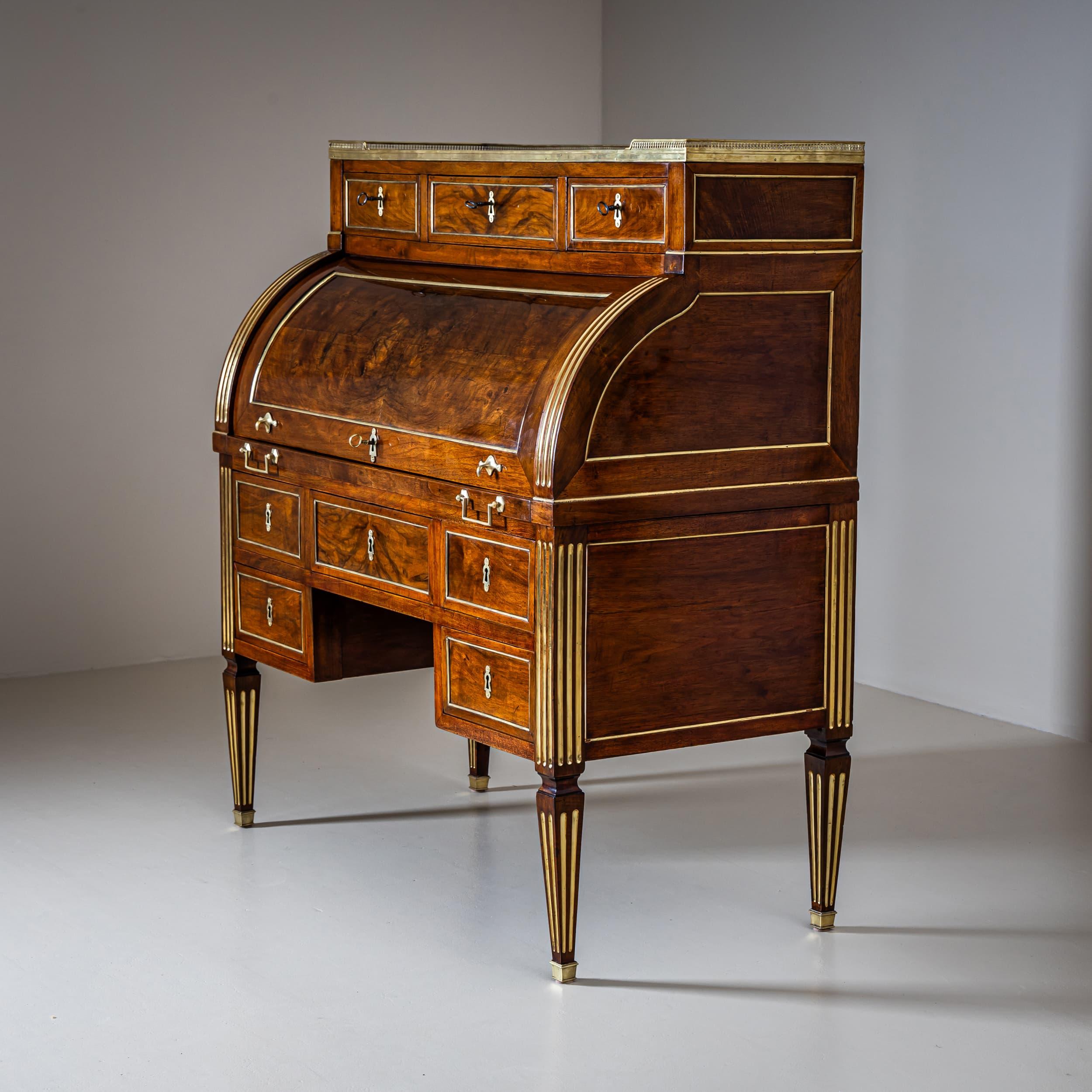 Late 18th Century Roll-Top Bureau, France In Good Condition For Sale In New York, NY