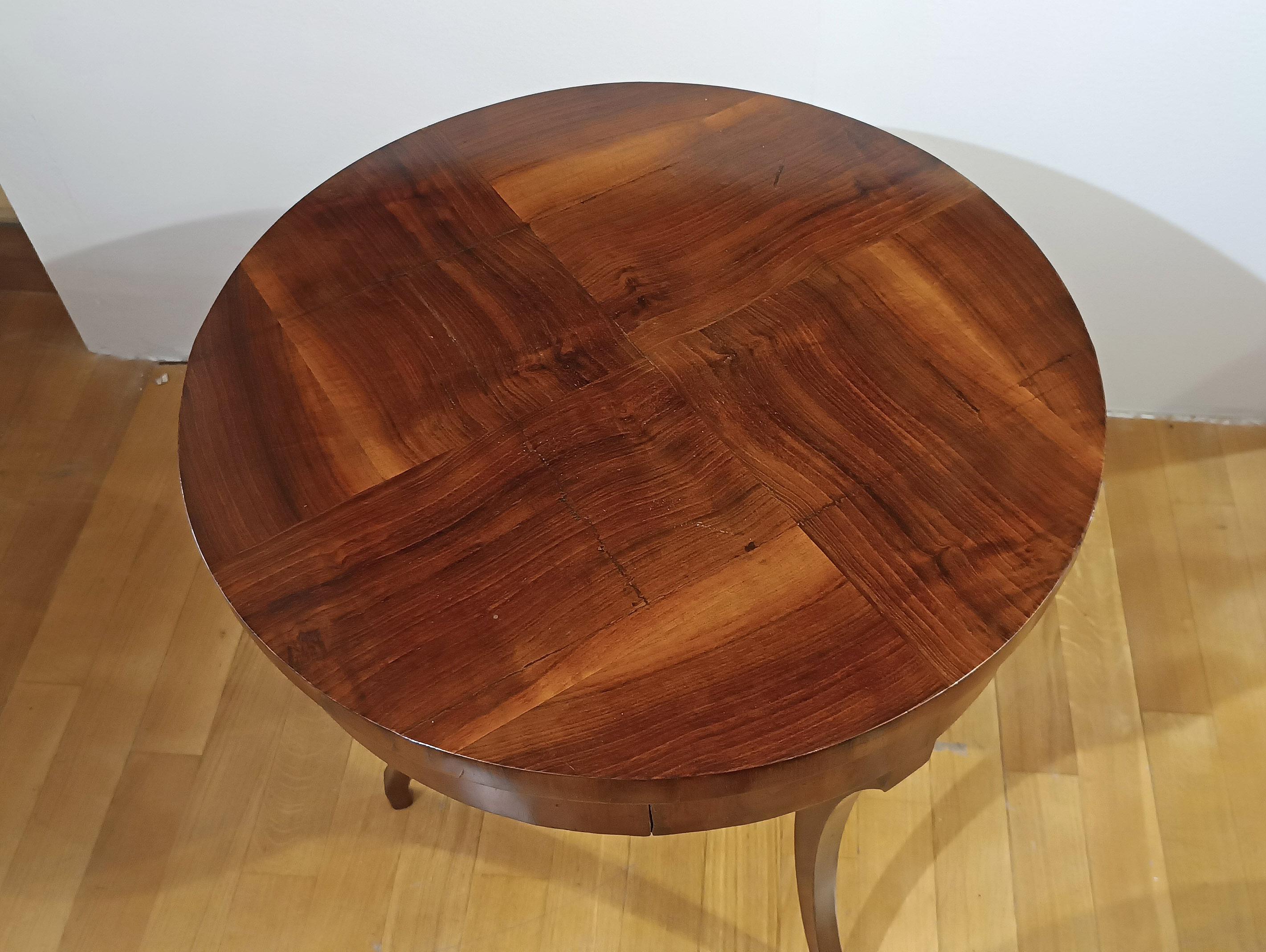 LATE 18th CENTURY ROUND DIRECTORY WALNUT COFFEE TABLE For Sale 3