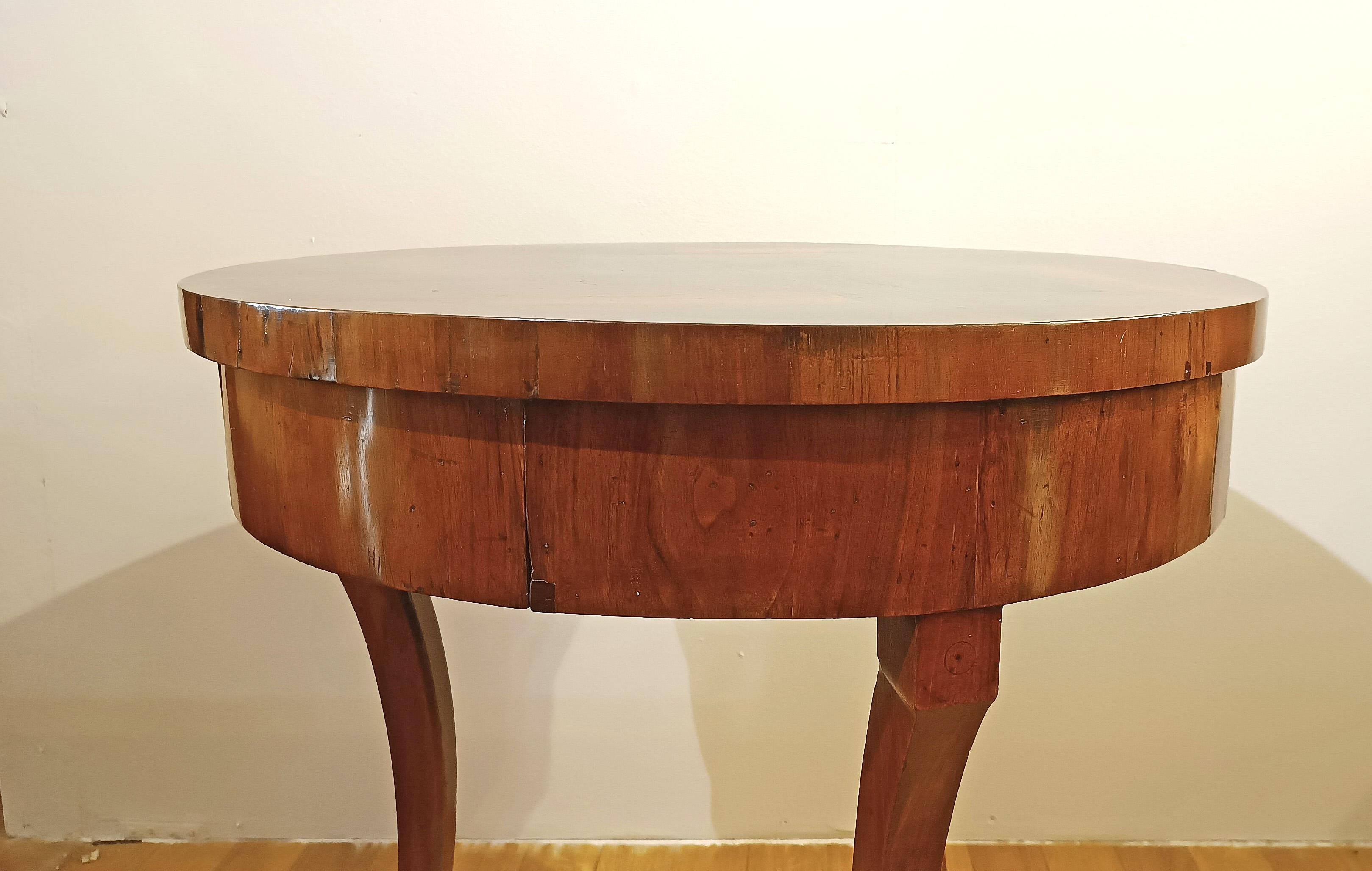 Directoire LATE 18th CENTURY ROUND DIRECTORY WALNUT COFFEE TABLE For Sale