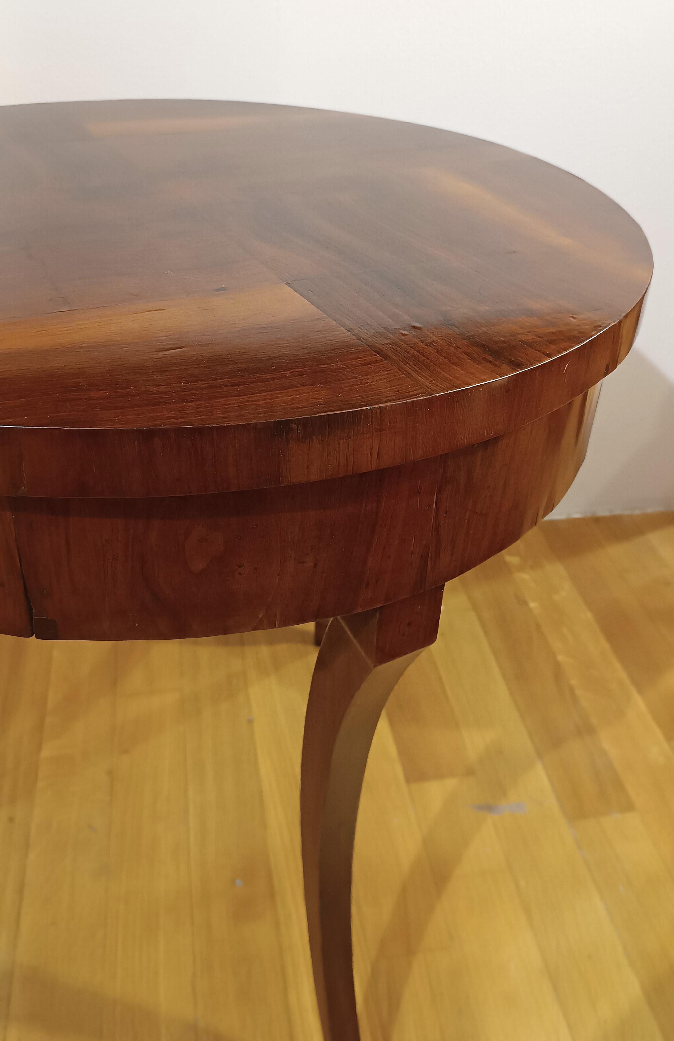 Italian LATE 18th CENTURY ROUND DIRECTORY WALNUT COFFEE TABLE For Sale