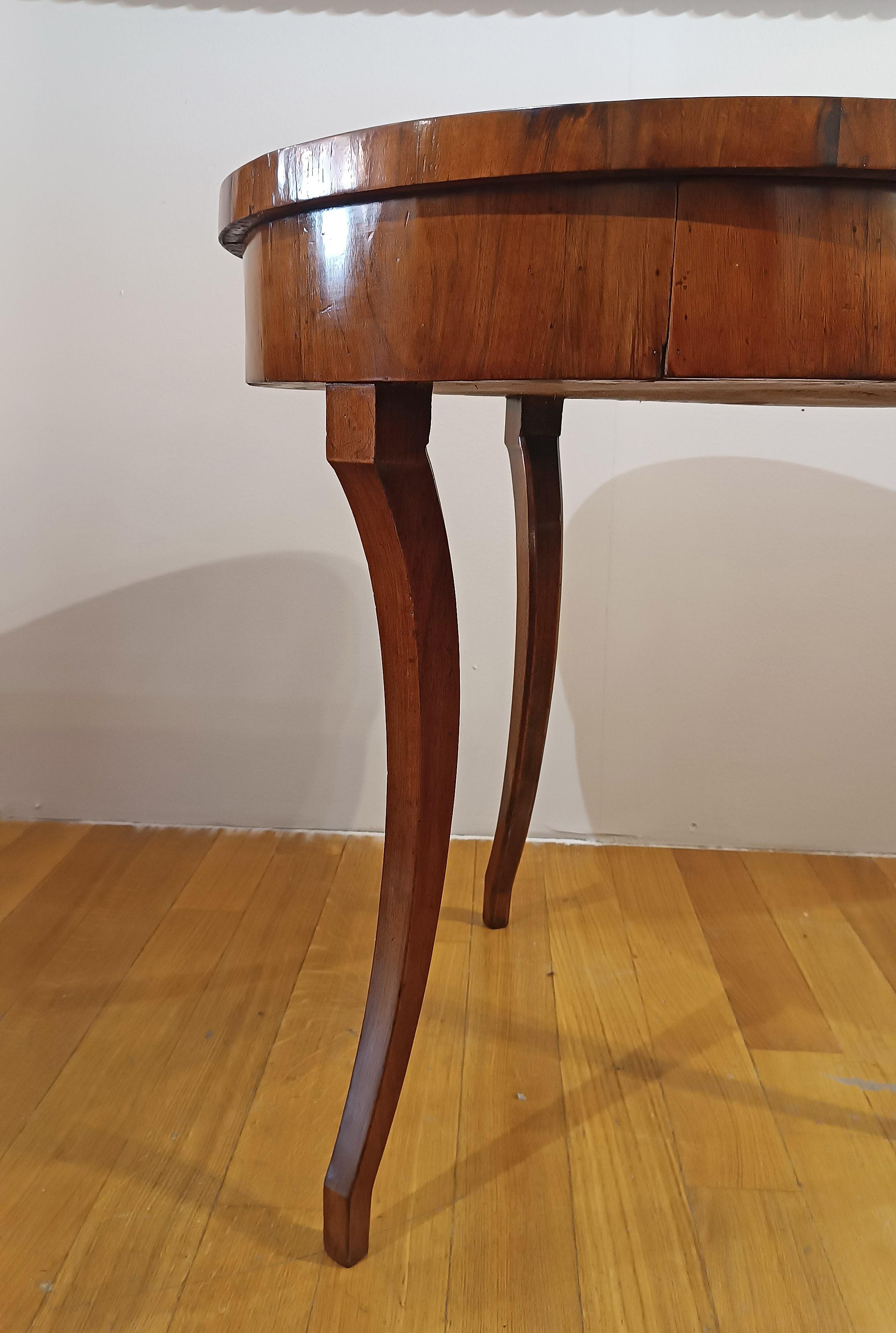 Hand-Carved LATE 18th CENTURY ROUND DIRECTORY WALNUT COFFEE TABLE For Sale