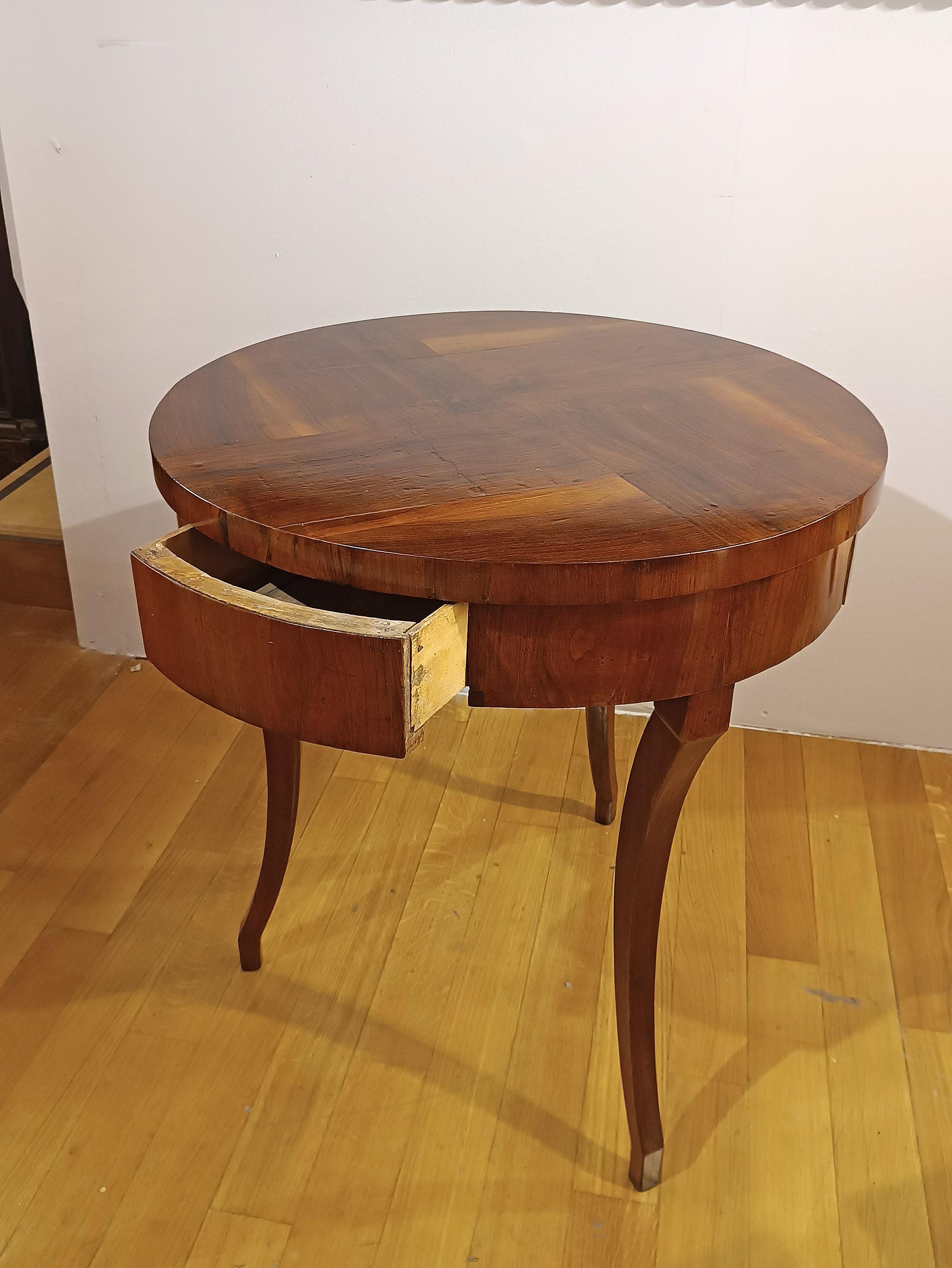 LATE 18th CENTURY ROUND DIRECTORY WALNUT COFFEE TABLE In Good Condition For Sale In Firenze, FI