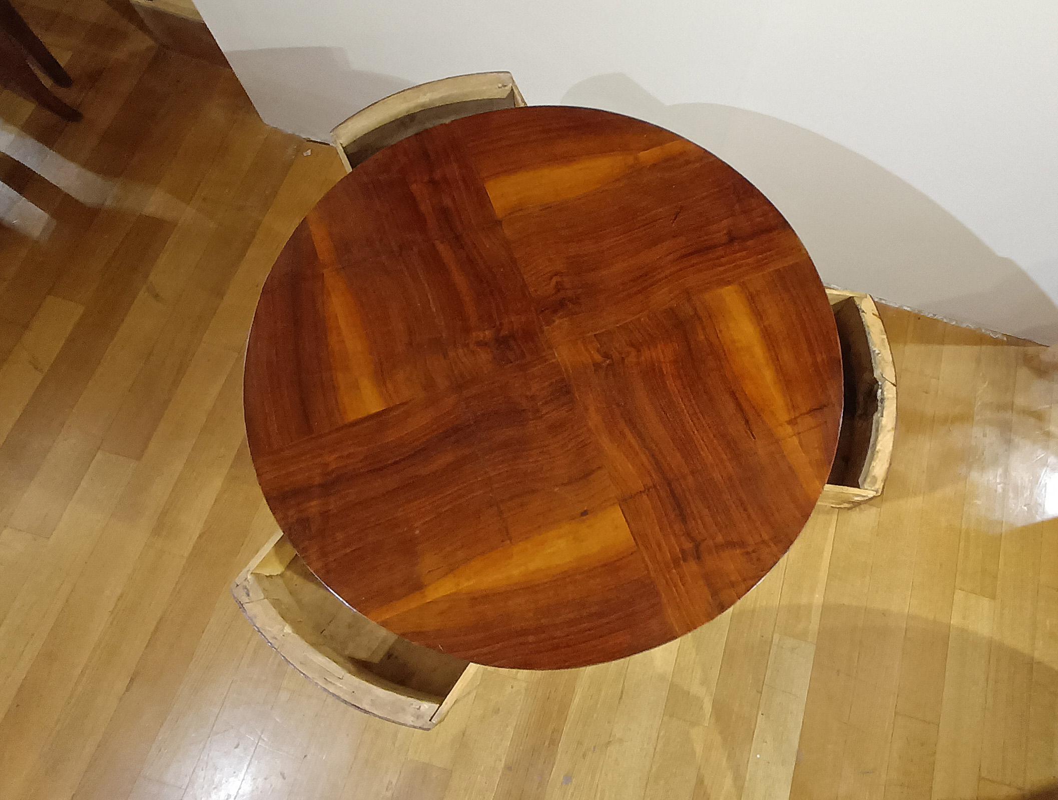 18th Century LATE 18th CENTURY ROUND DIRECTORY WALNUT COFFEE TABLE For Sale