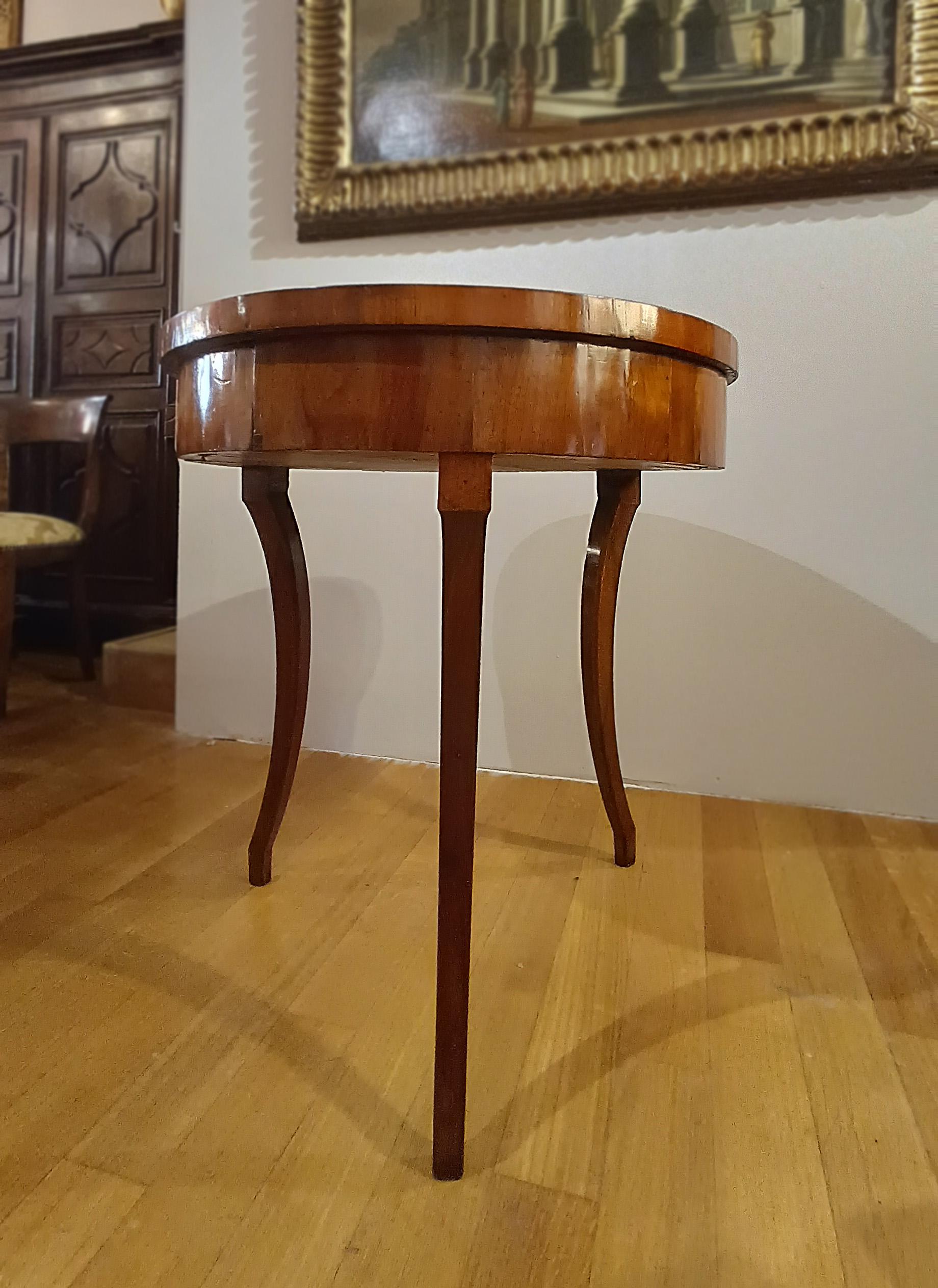 Walnut LATE 18th CENTURY ROUND DIRECTORY WALNUT COFFEE TABLE For Sale