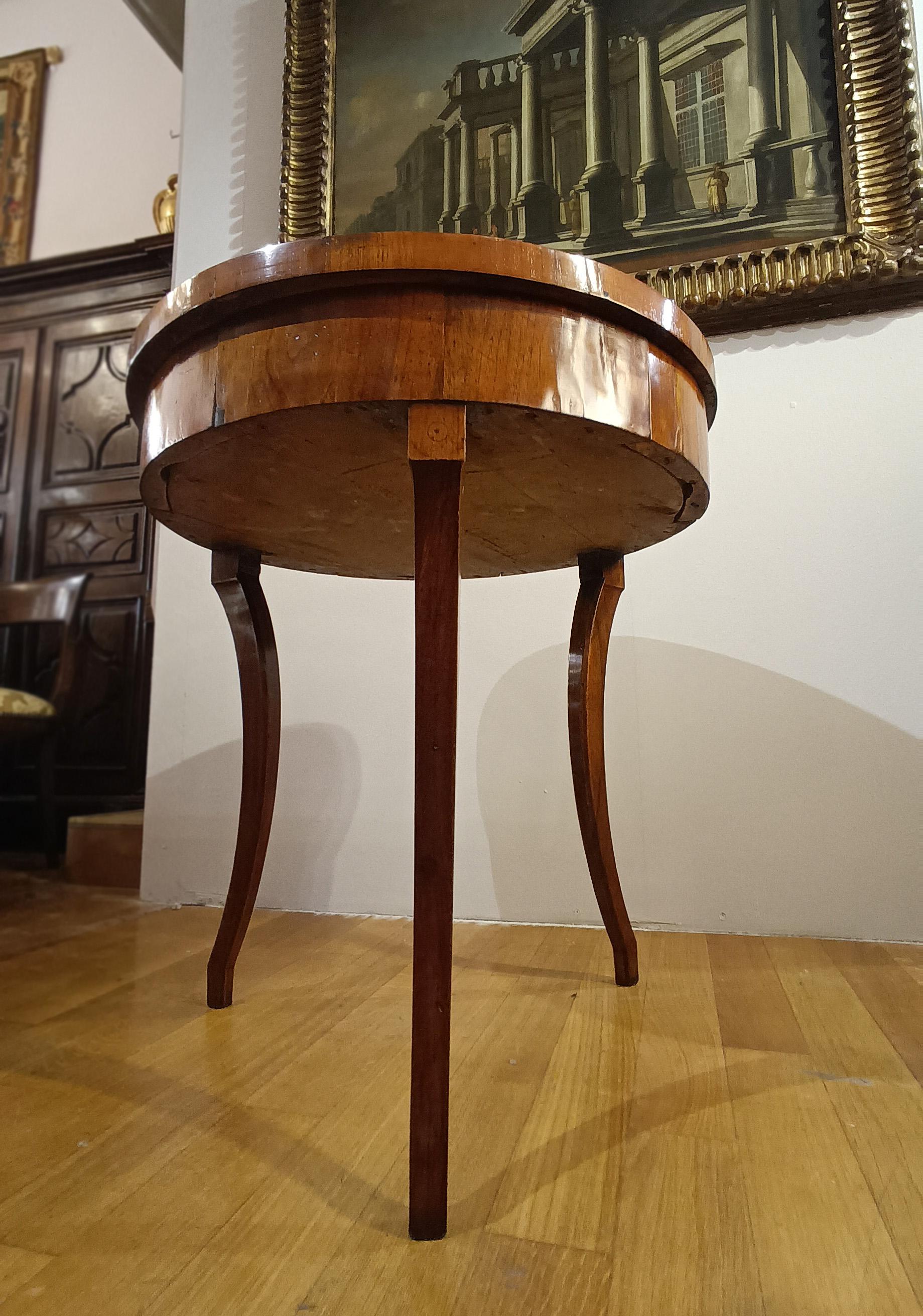 LATE 18th CENTURY ROUND DIRECTORY WALNUT COFFEE TABLE For Sale 1