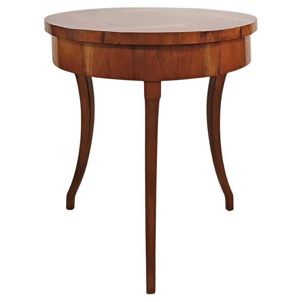 LATE 18th CENTURY ROUND DIRECTORY WALNUT COFFEE TABLE For Sale