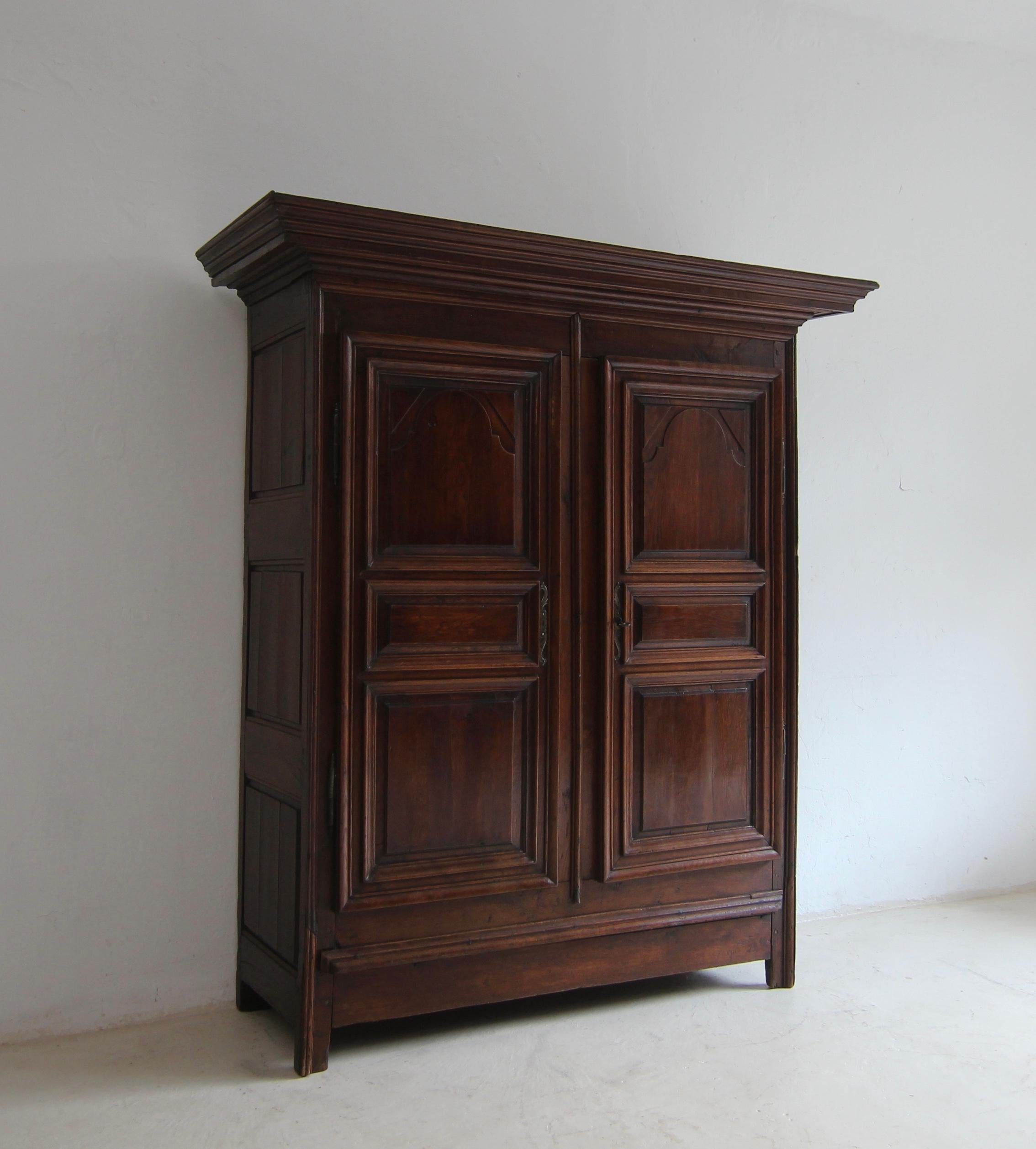 Late 18th Century Rustic Oak Cabinet In Good Condition For Sale In Dusseldorf, DE