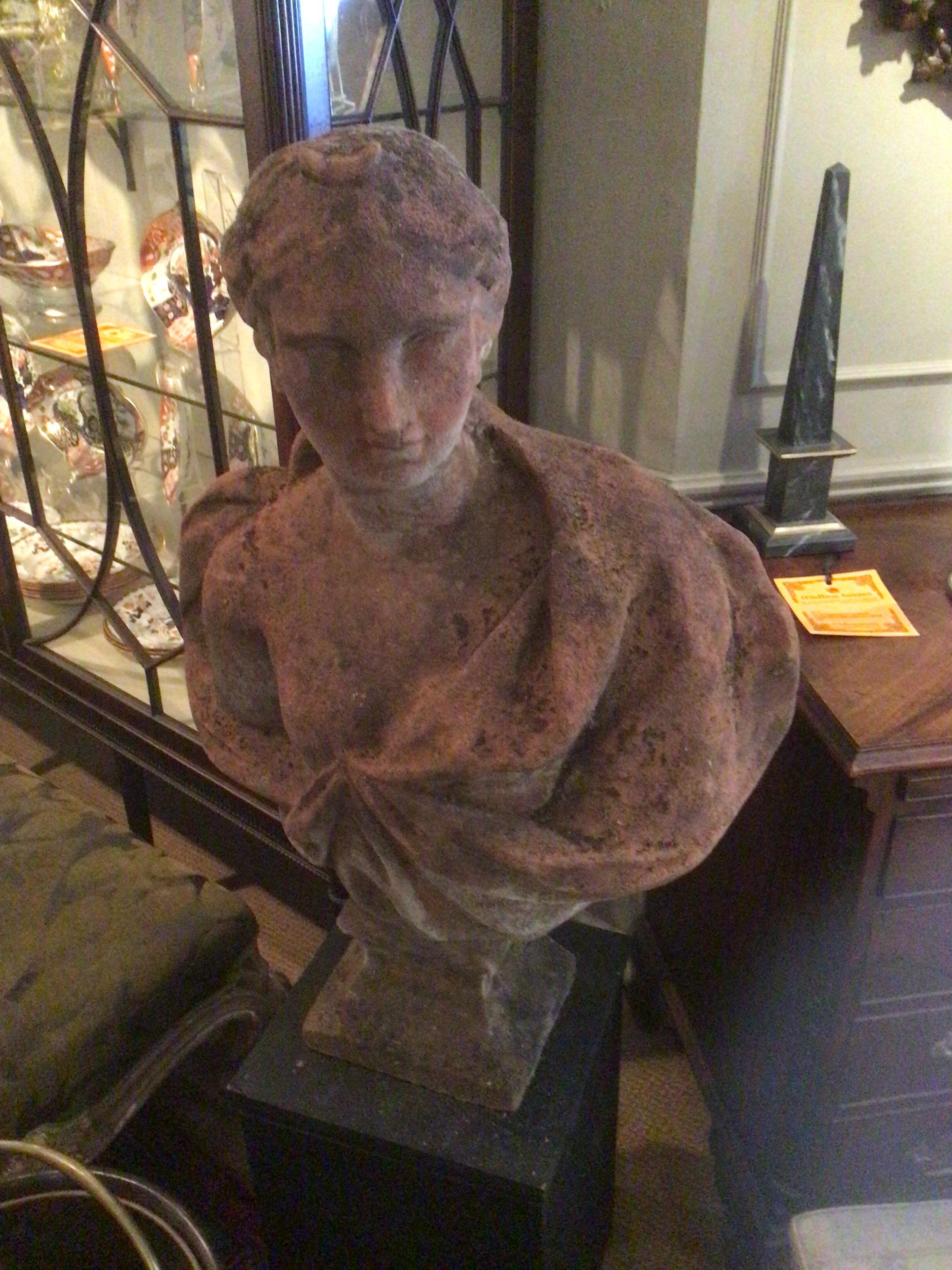 Néoclassique Buste en pierre de grès de la fin du XVIIIe siècle dans une robe classique gréco-romaine en vente