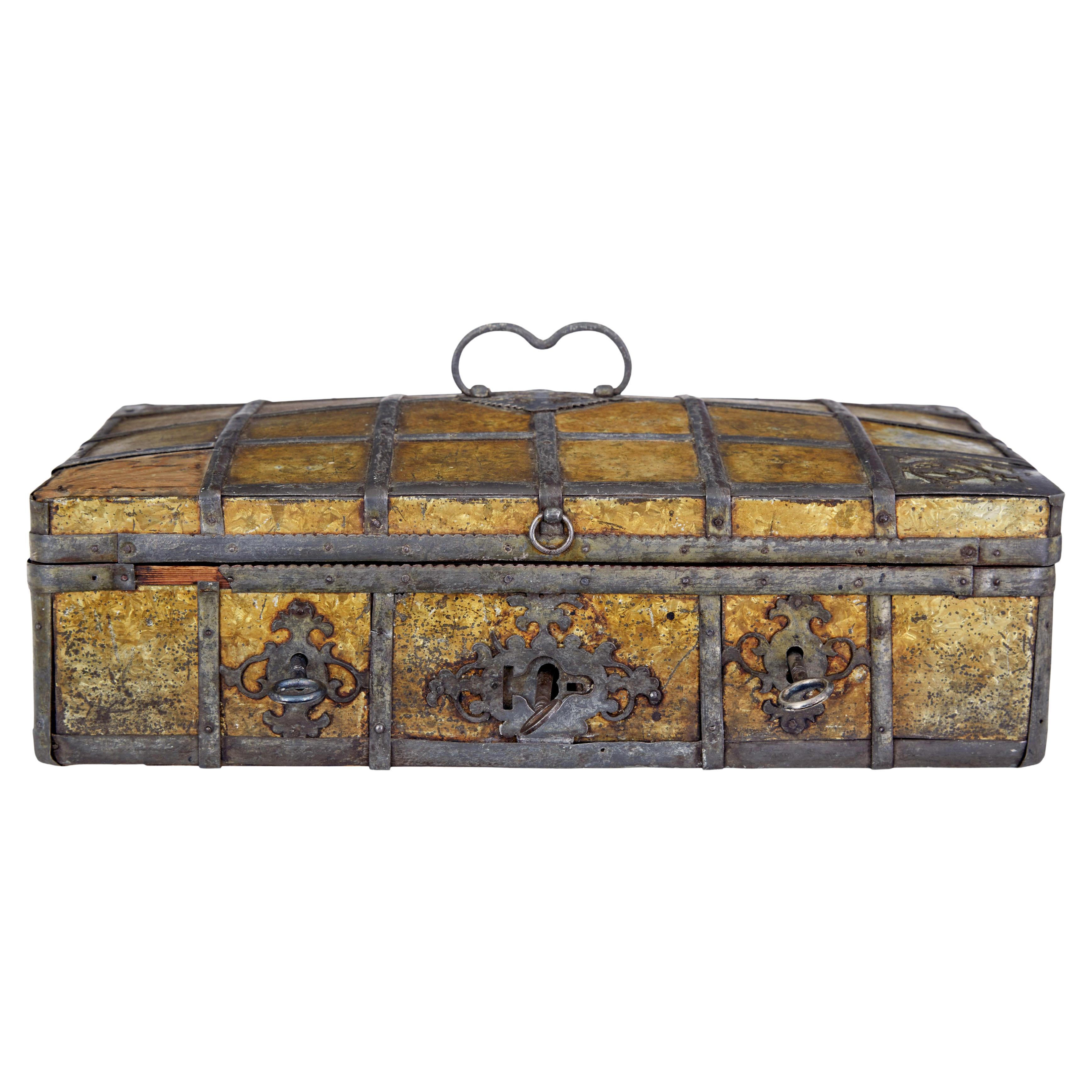 Caja encuadernada de metal escandinava de finales del siglo XVIII