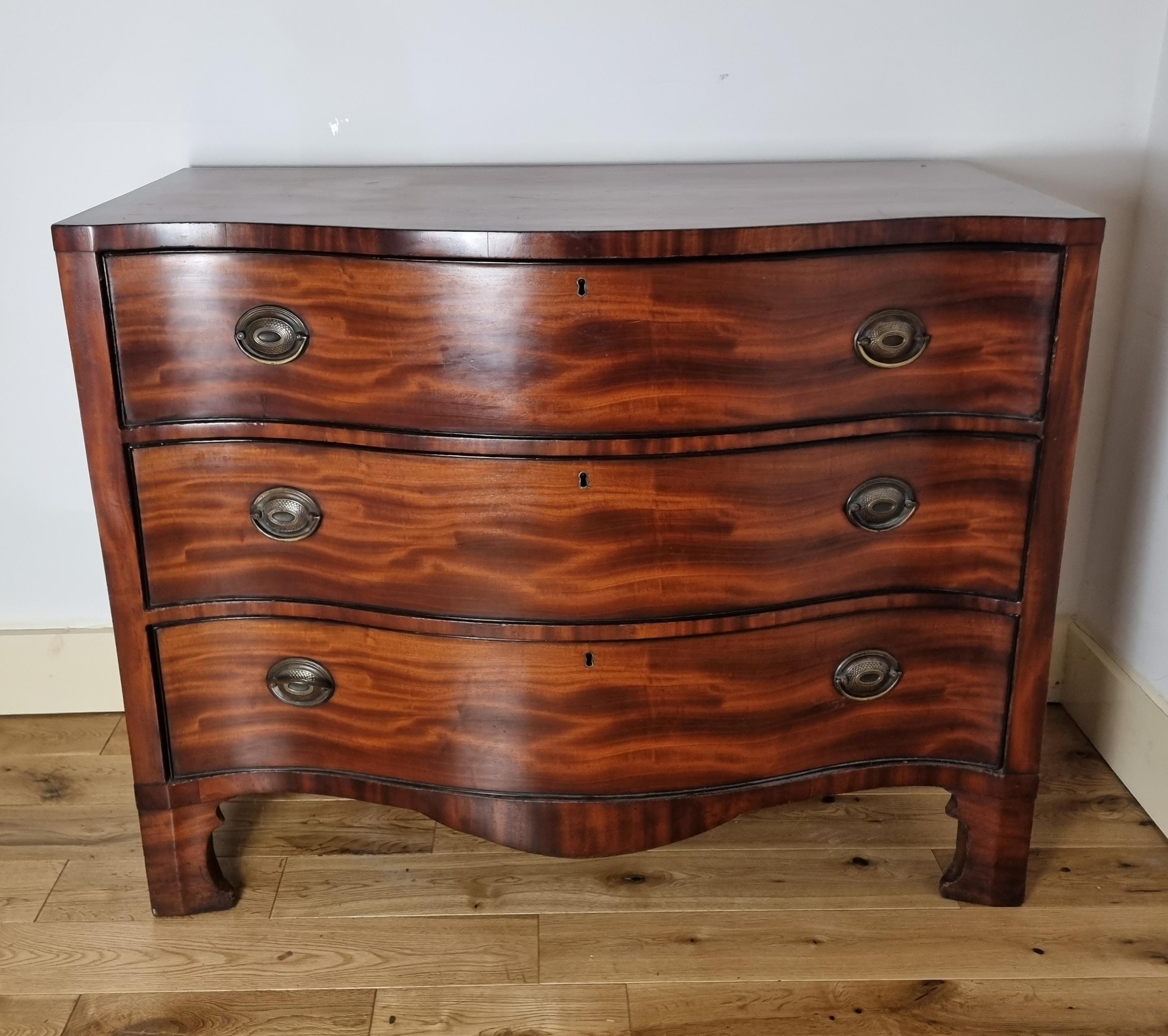 Veneer Late 18th Century Serpentine George III Mahogany Chest of Drawers
