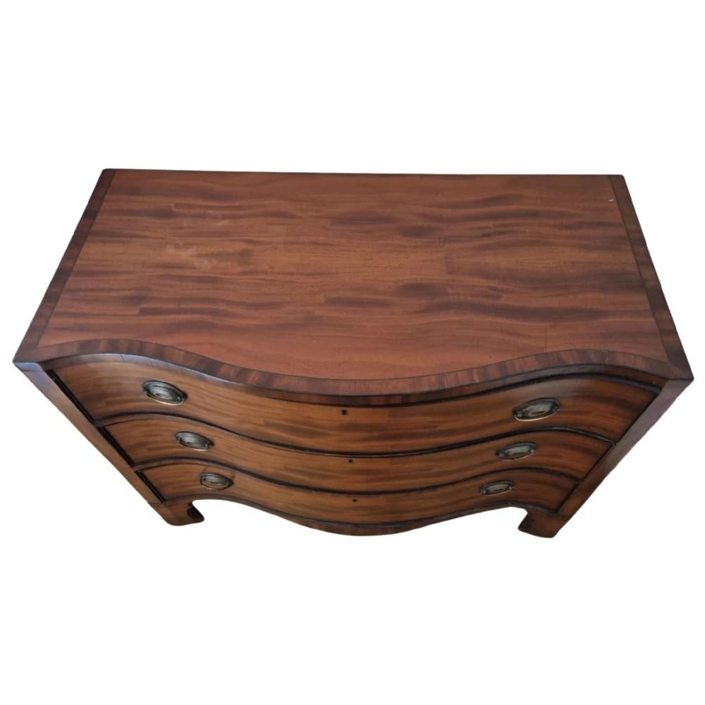 Late 18th Century Serpentine George III Mahogany Chest of Drawers In Good Condition In Hoddesdon, GB
