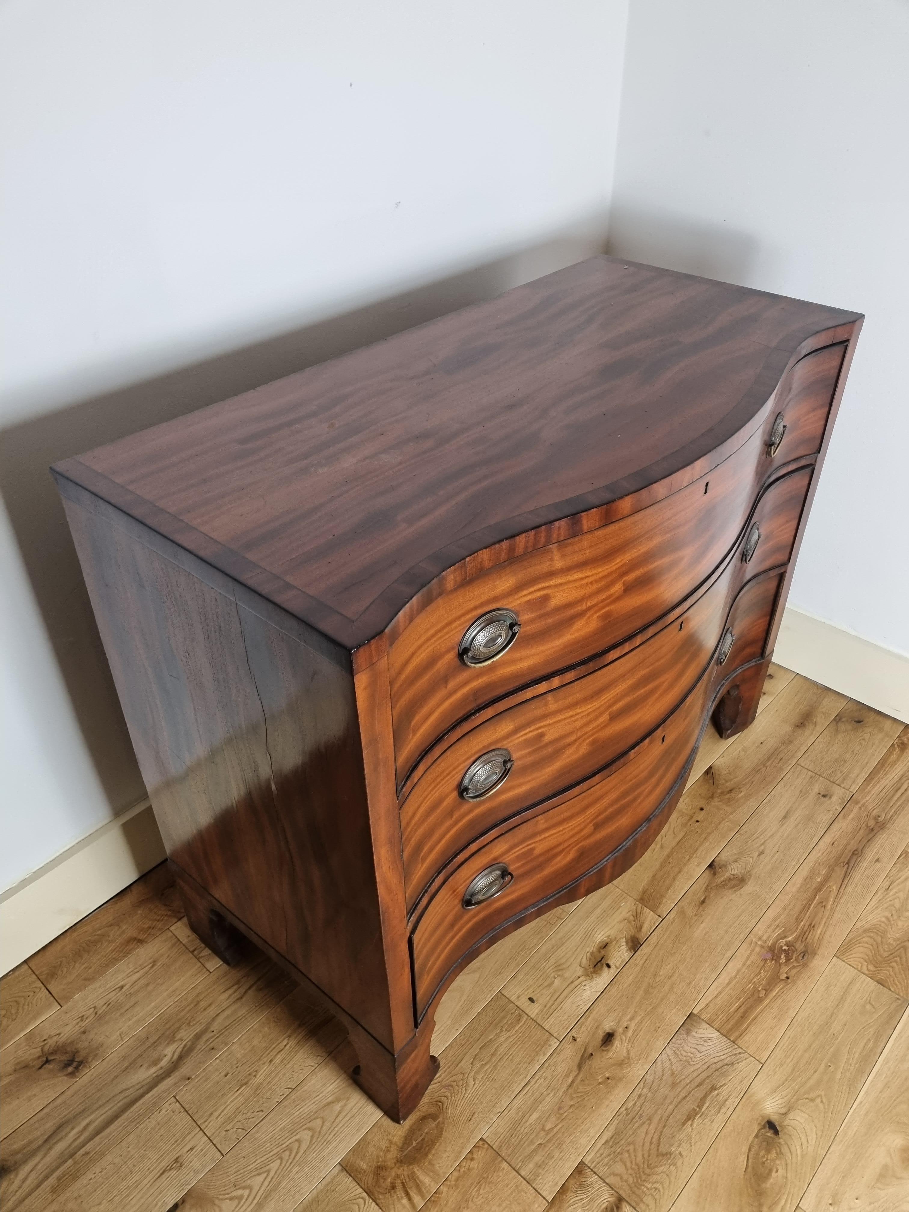 Late 18th Century Serpentine George III Mahogany Chest of Drawers 1